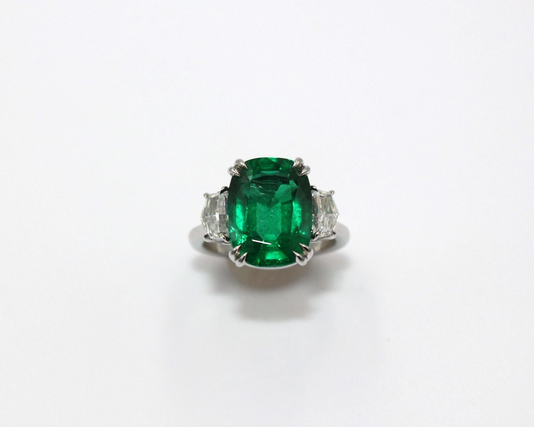 Women's 5.60 Carat Emerald Diamond ring  For Sale
