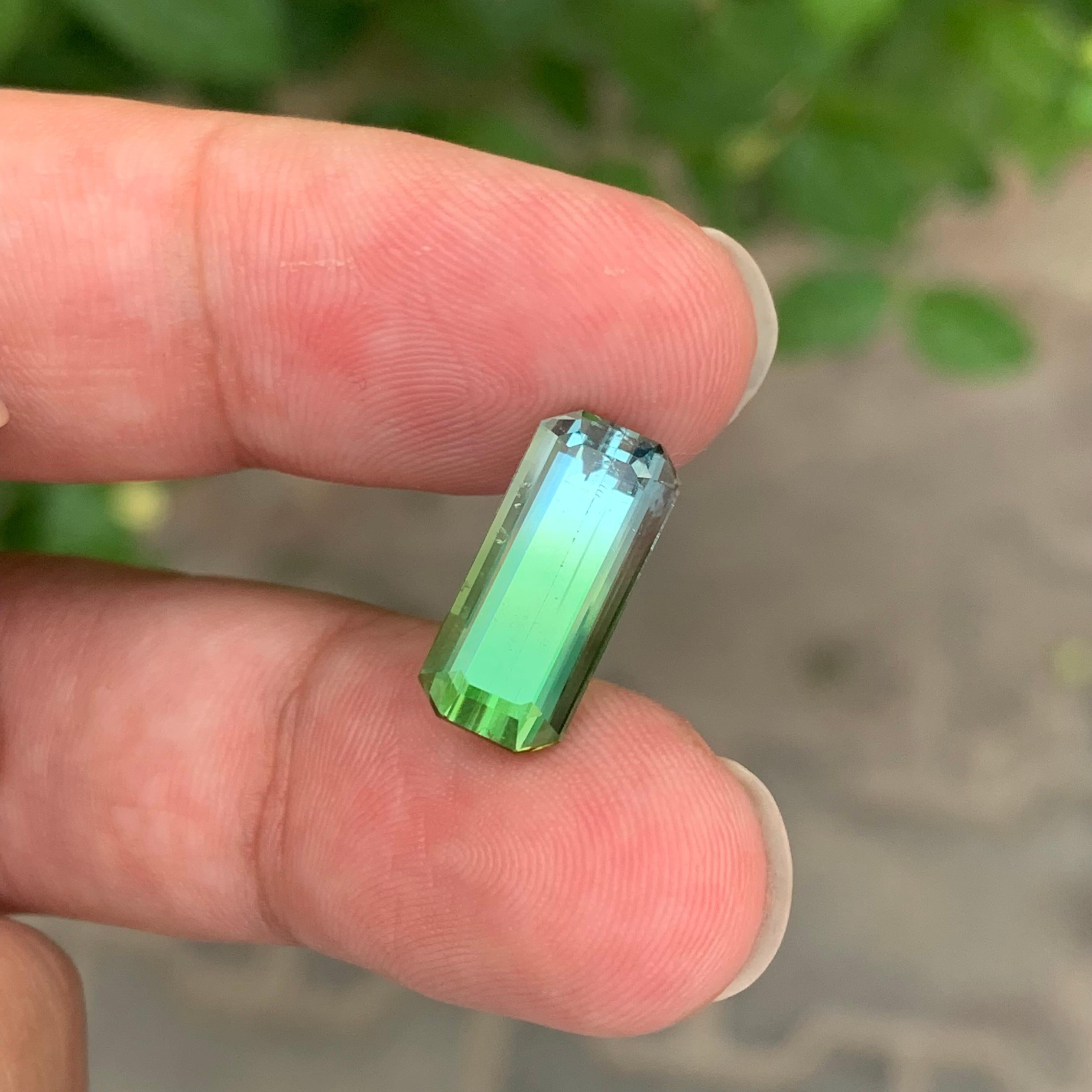 5,60 carati di tormalina naturale bicolore a forma di smeraldo lungo sciolta in vendita 4
