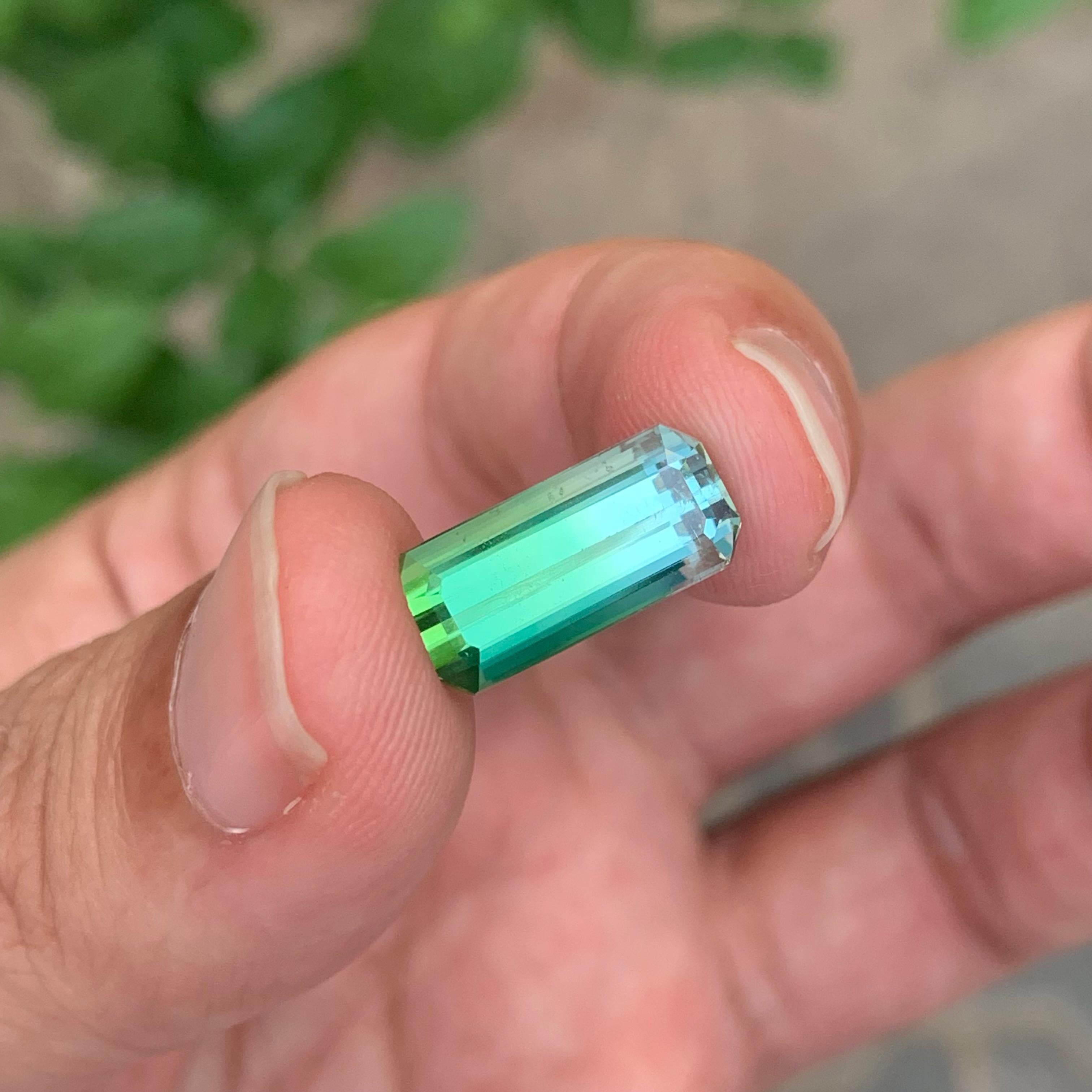 5,60 carati di tormalina naturale bicolore a forma di smeraldo lungo sciolta in vendita 3