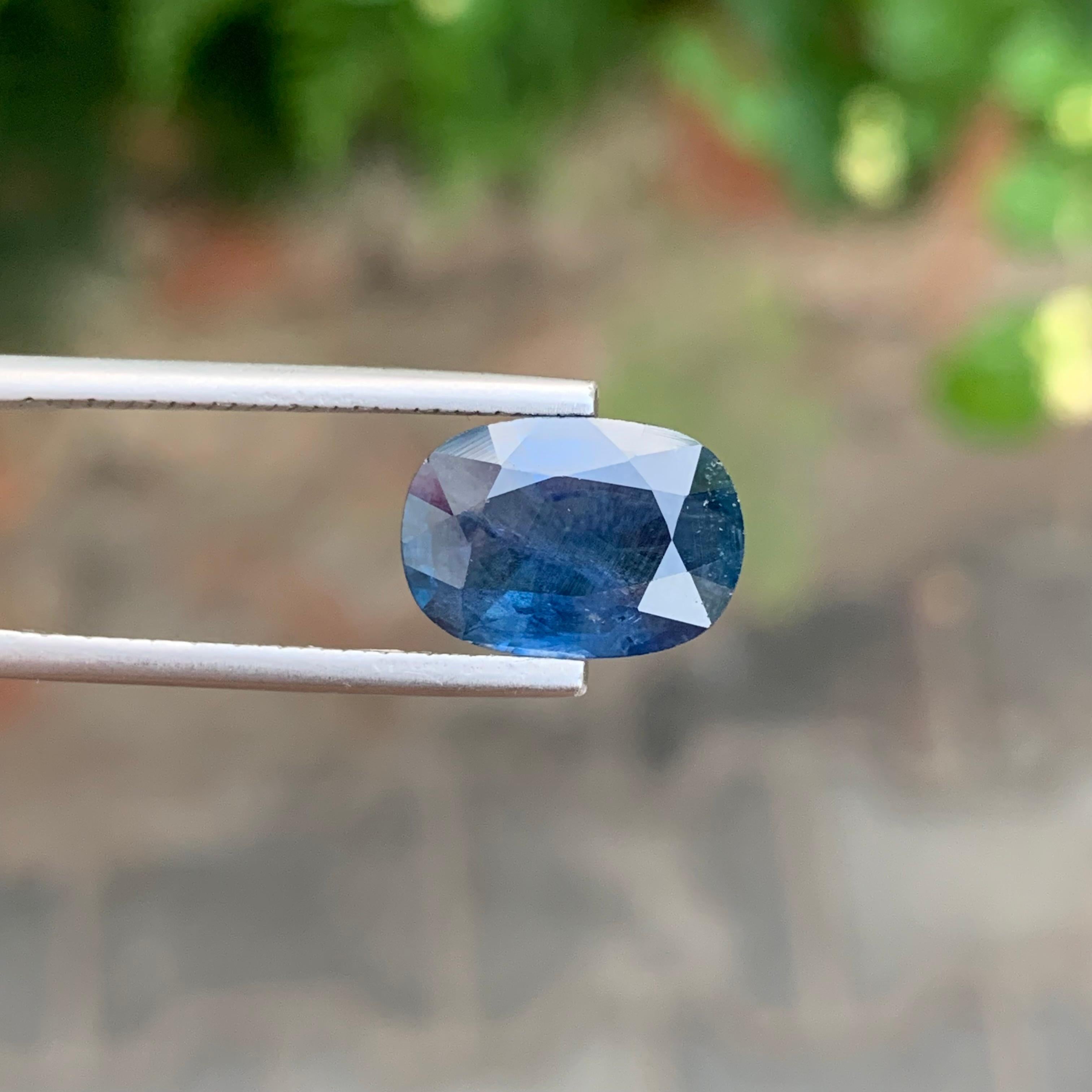 5,60 Karat Wunderschöner loser tiefblauer Saphir in ovaler Form (Arts and Crafts) im Angebot