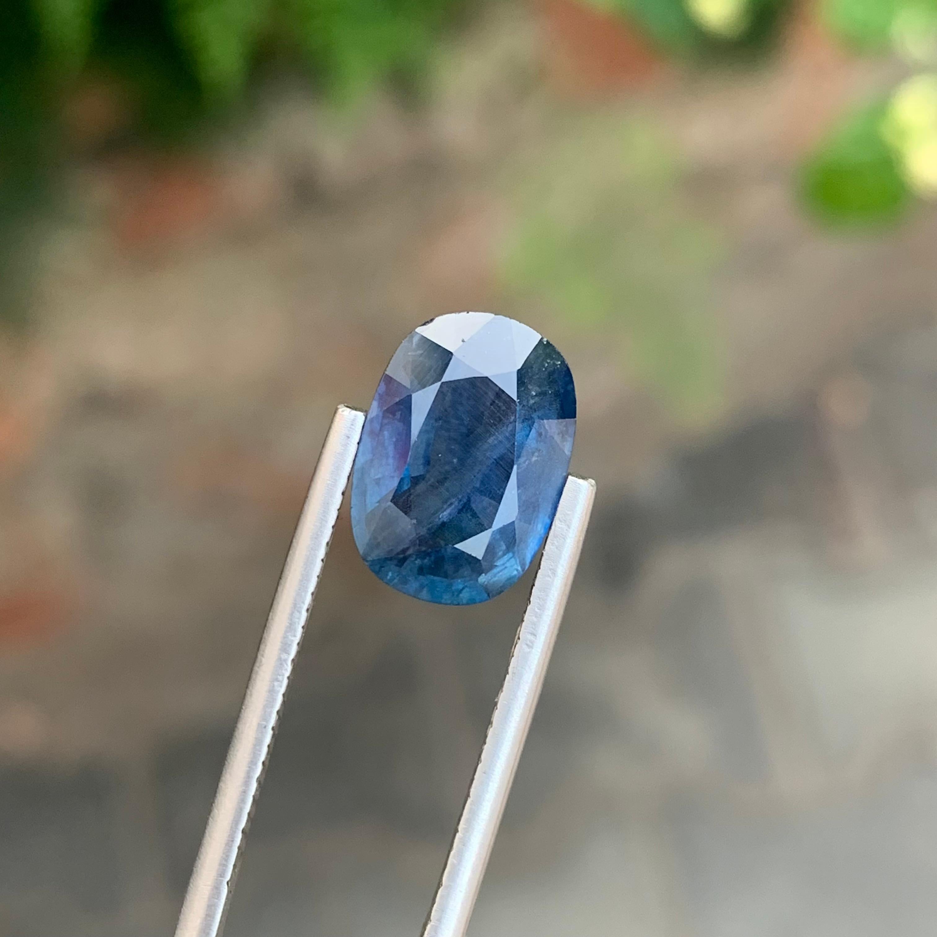 5,60 Karat Wunderschöner loser tiefblauer Saphir in ovaler Form (Ovalschliff) im Angebot