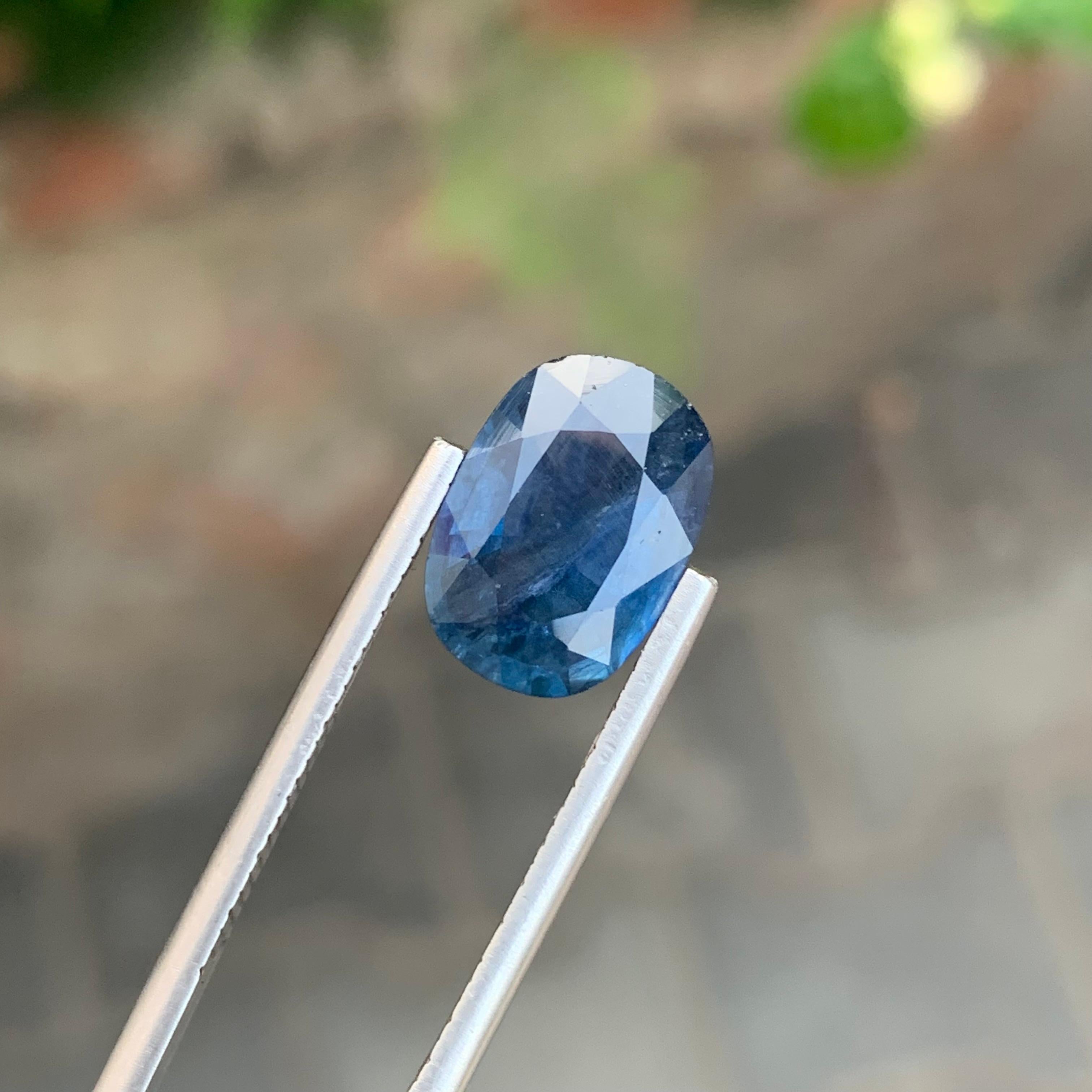 5,60 Karat Wunderschöner loser tiefblauer Saphir in ovaler Form im Zustand „Neu“ im Angebot in Peshawar, PK