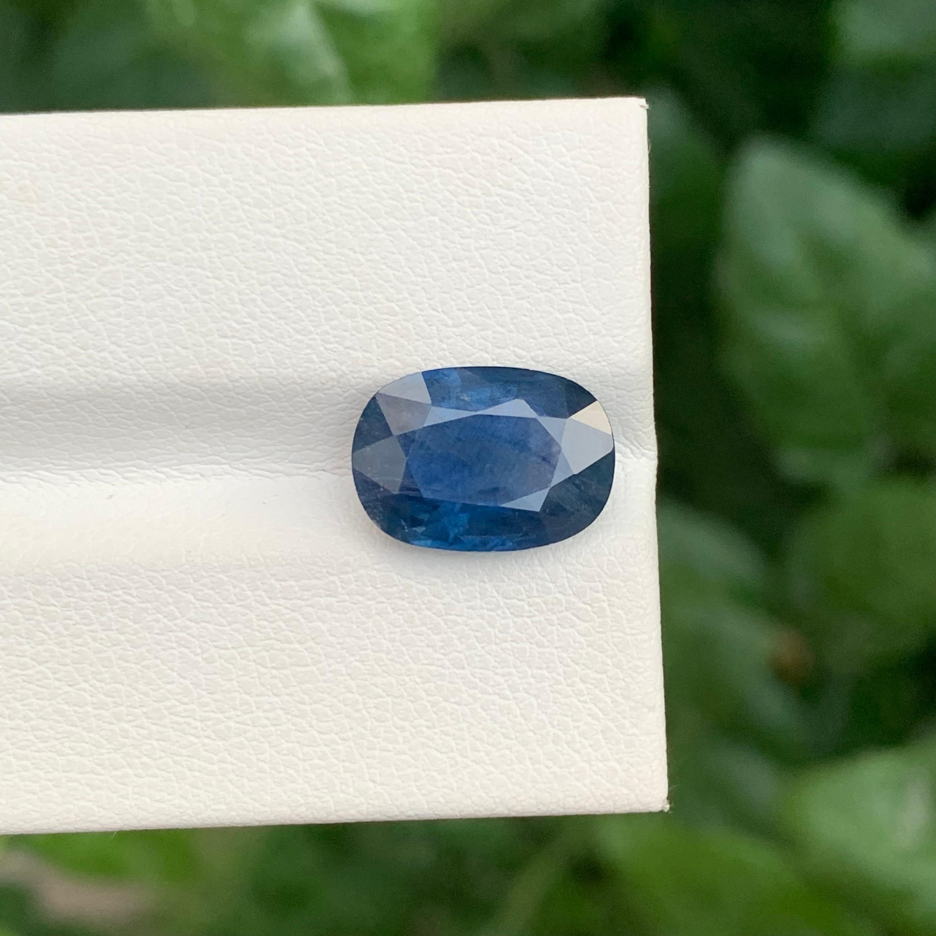 5,60 Karat Wunderschöner loser tiefblauer Saphir in ovaler Form für Damen oder Herren im Angebot