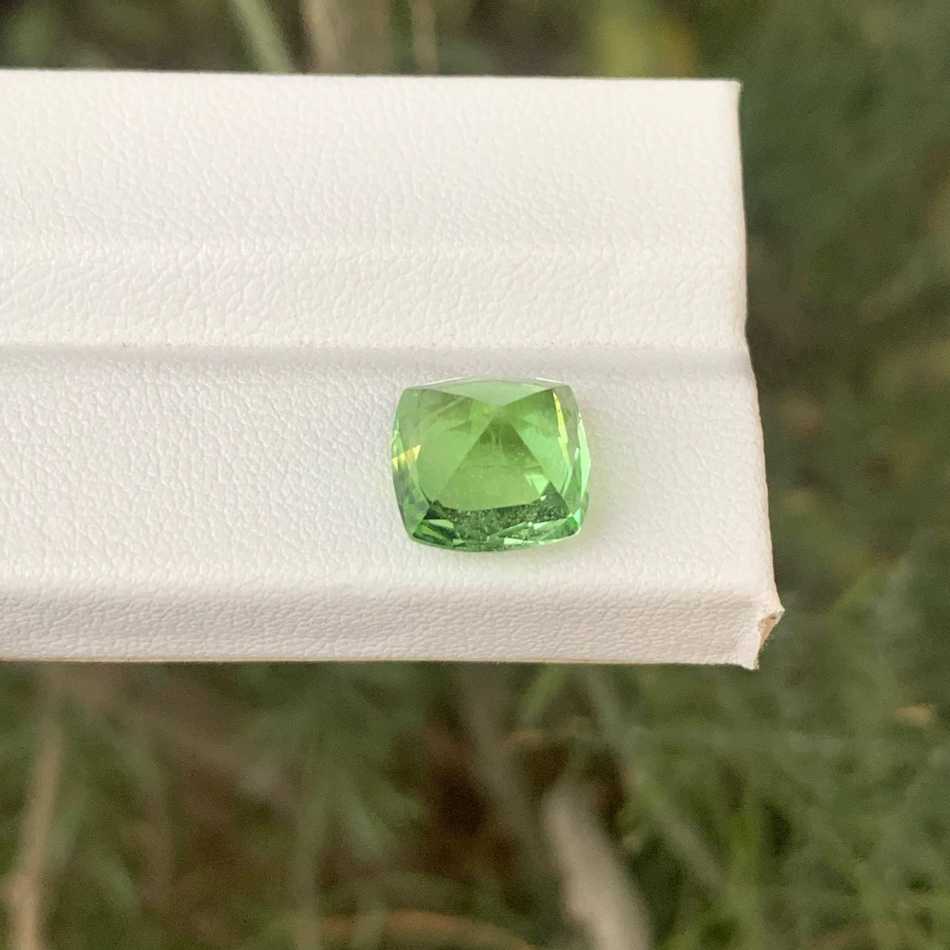 Antique Cushion Cut 5.60 Carat Natural Loose Green Peridot Stone Cushion Cut Pakistani Gemstone For Sale