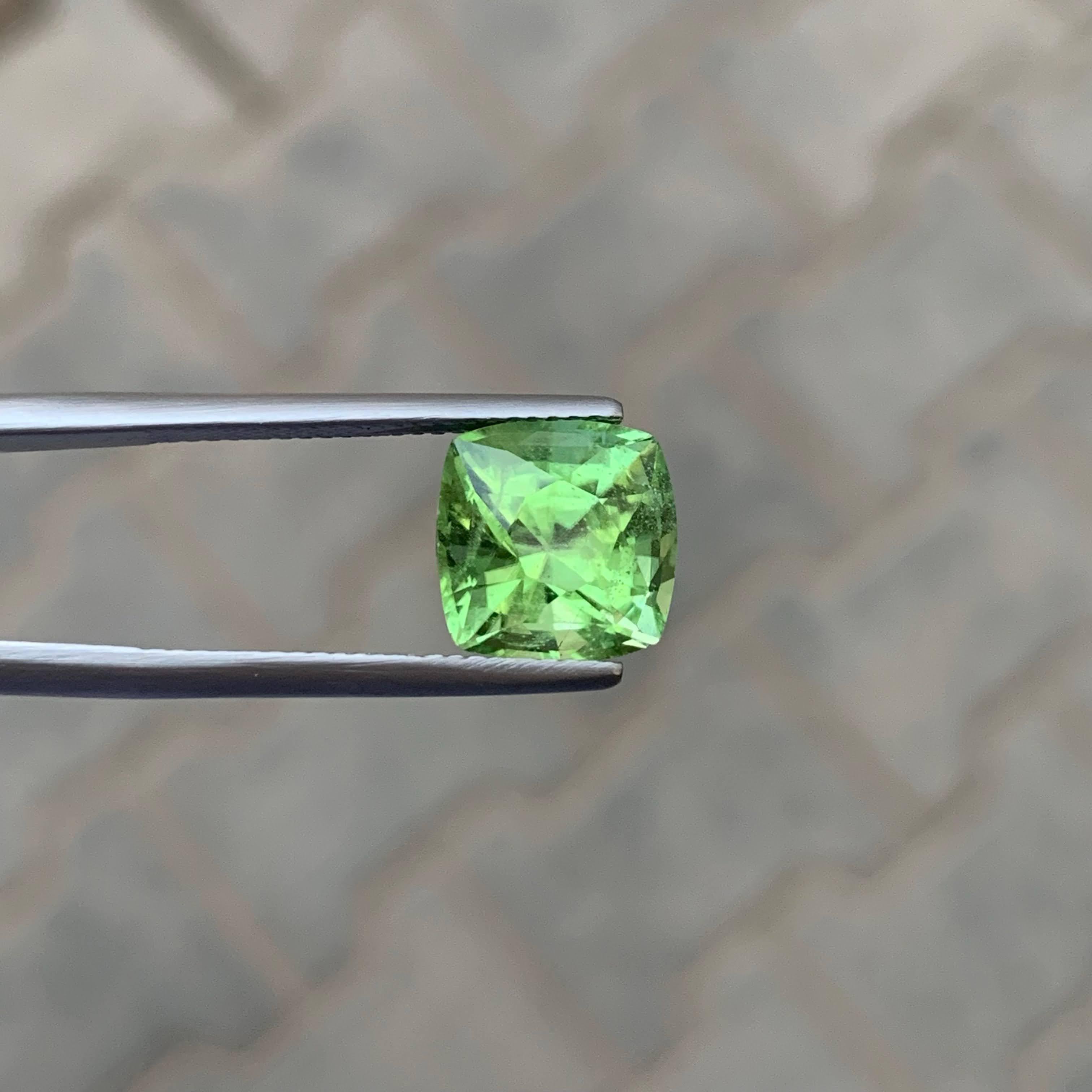 5.60 Carat Natural Loose Green Peridot Stone Cushion Cut Pakistani Gemstone In New Condition For Sale In Bangkok, TH