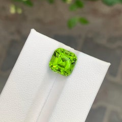 Gemma di peridoto naturale sciolta a forma di cuscino da 5.60 carati