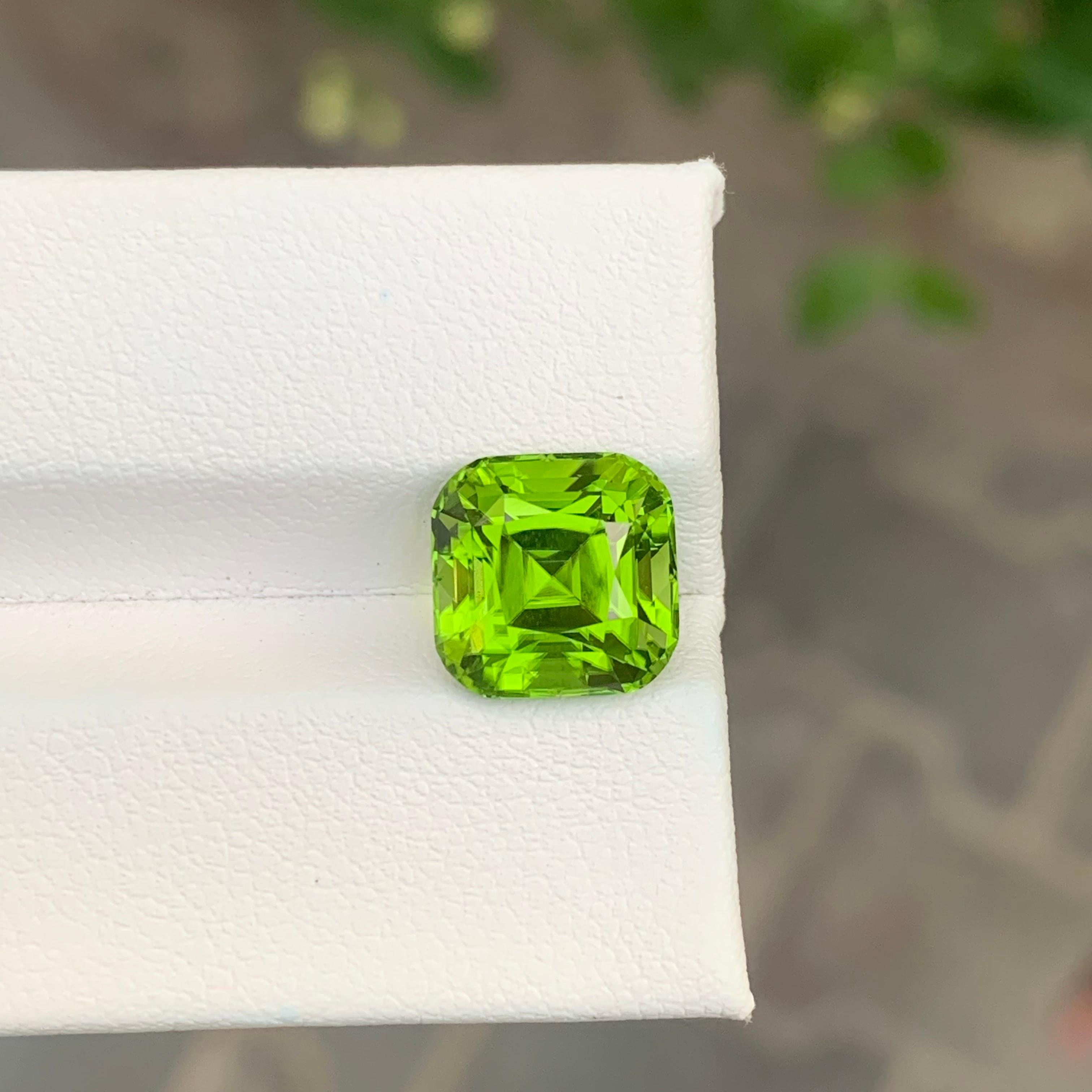 5.60 Carat Natural Loose Peridot Cushion Shape Gemstone In New Condition For Sale In Peshawar, PK