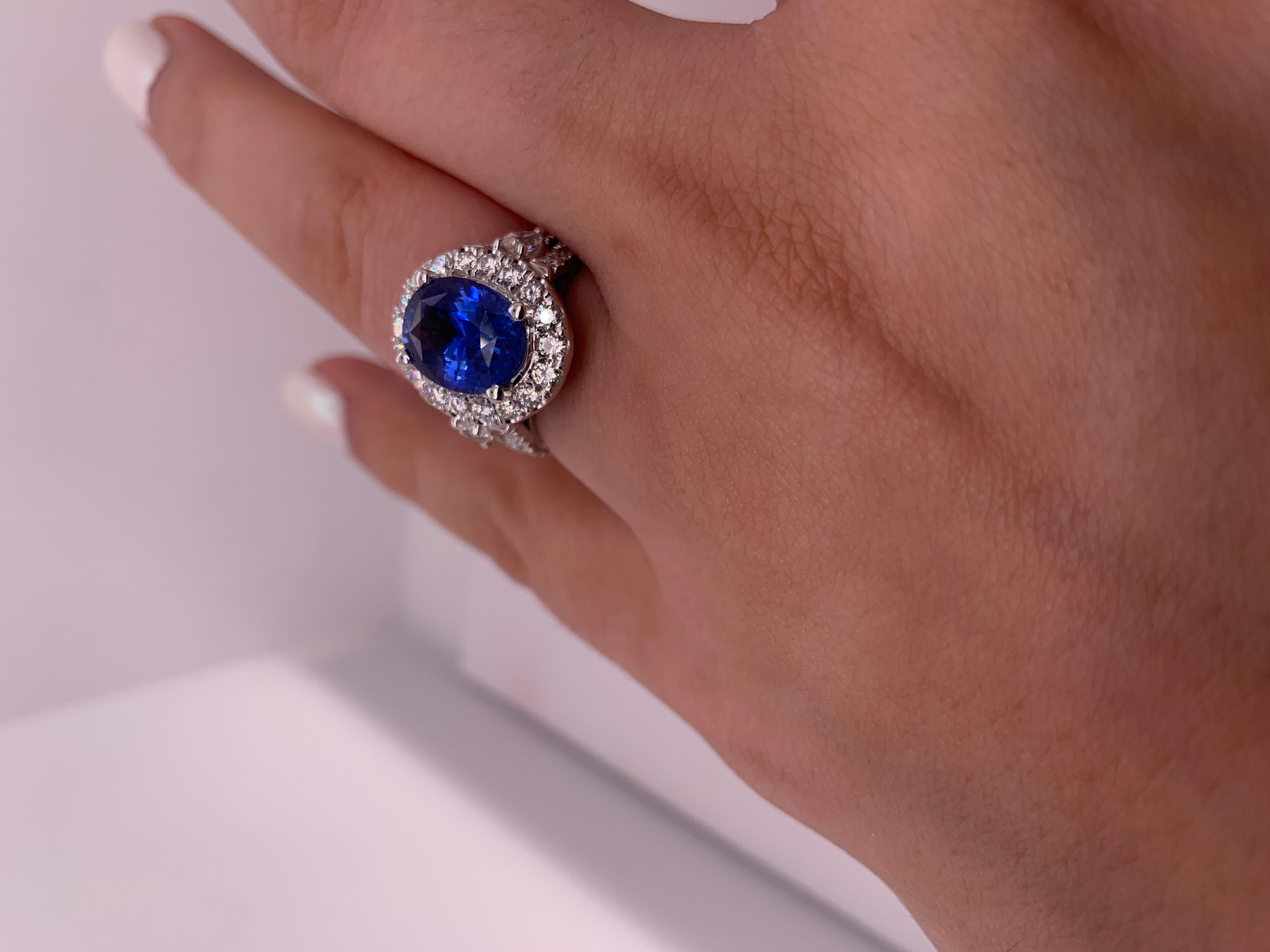 5.60 Carat Oval Blue Sapphire and Diamonds Fashion Ring in 18 Karat White Gold For Sale 1