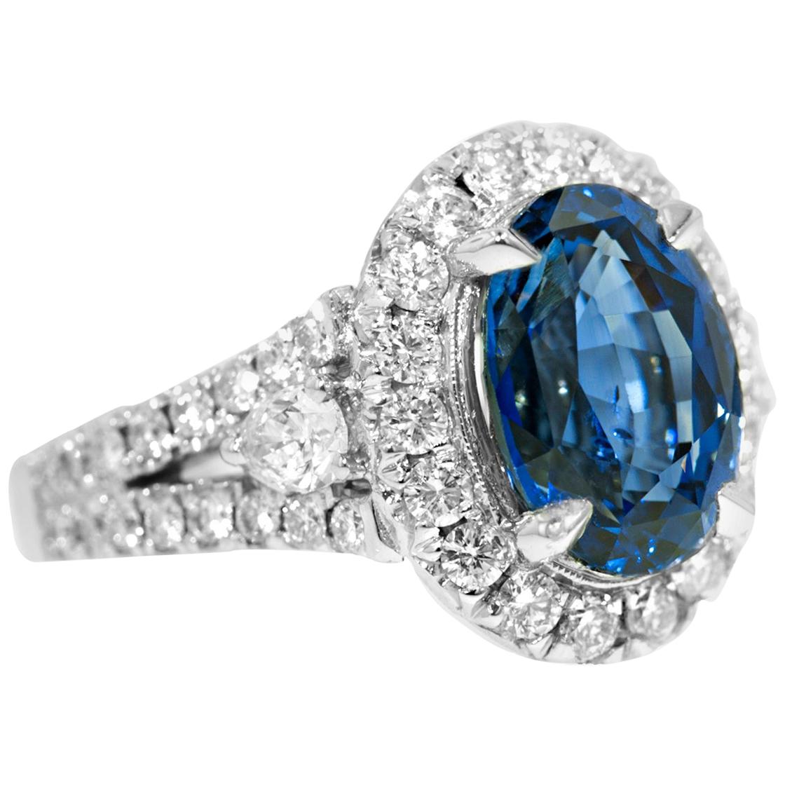 Bague à la mode en or blanc 18 carats avec saphir bleu ovale de 5,60 carats et diamants