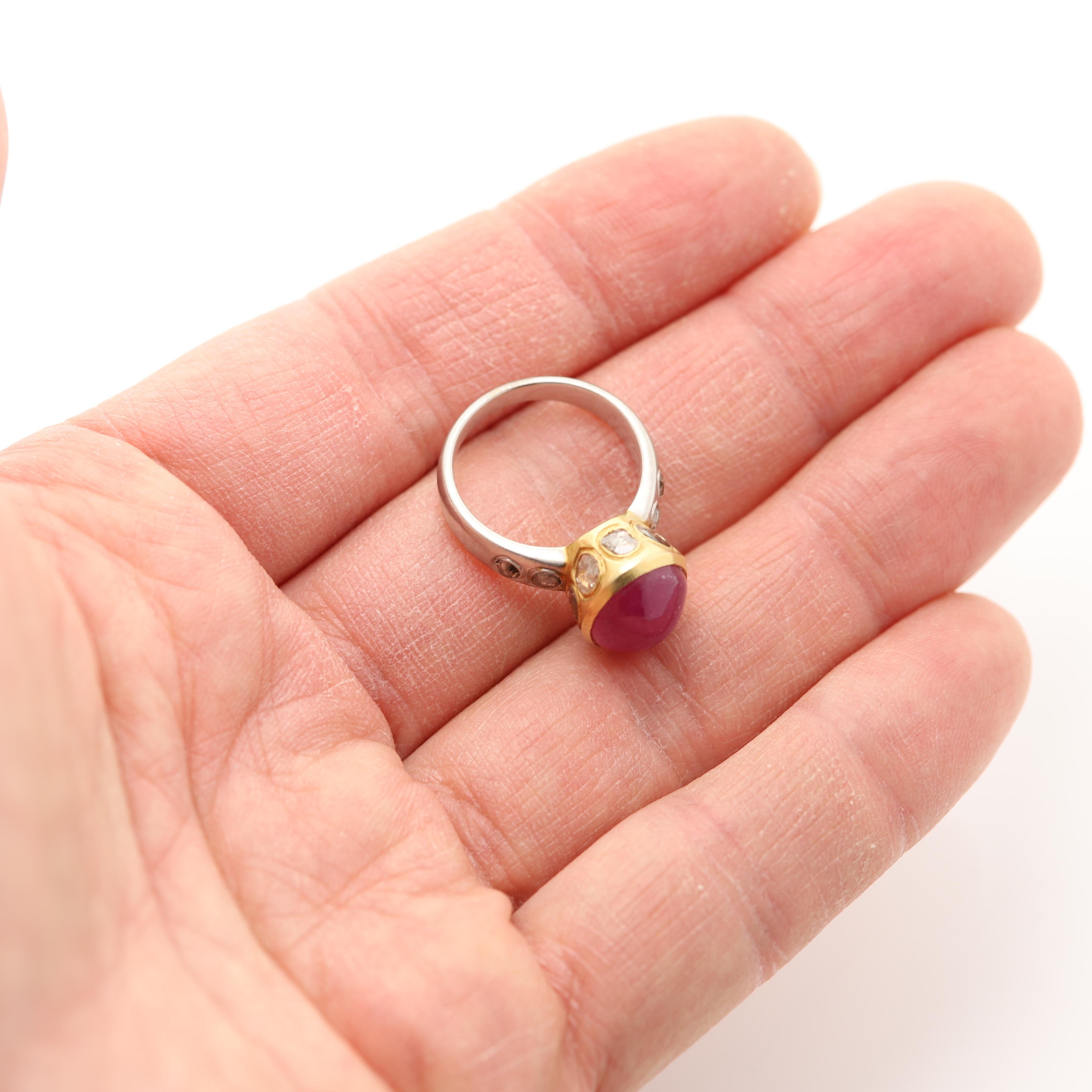 5,60 carats  Bague Vintage Ruby Cabochon 18 Karat Oval Ruby Gemstone & Diamonds en vente 6