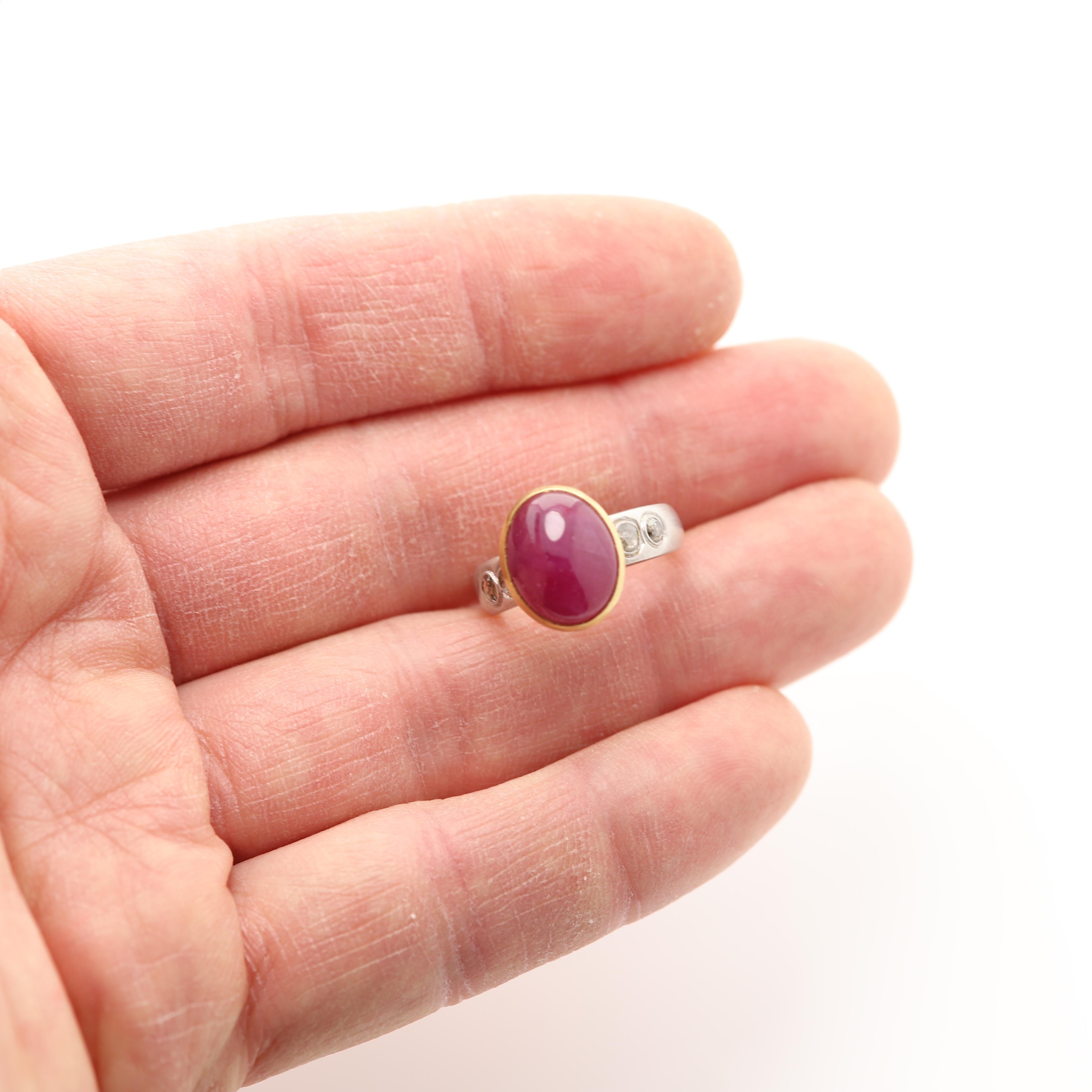 5,60 carats  Bague Vintage Ruby Cabochon 18 Karat Oval Ruby Gemstone & Diamonds en vente 8