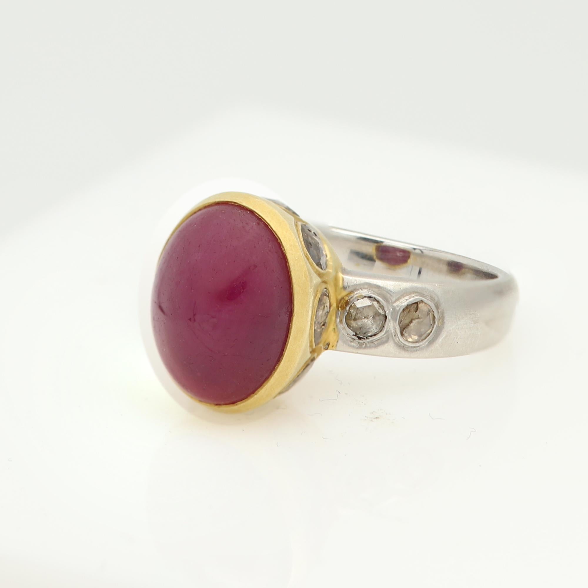 Vintage Rubis et Diamants - Fait à la main en Italie
Or jaune et blanc 18k bicolore 8,40 grammes - finition mate (pas d'or brillant)
Cabochon de rubis 5,60 carats de forme ovale / Dôme  Taille approximative 12 x 10 mm
Joli ton rouge foncé royal et
