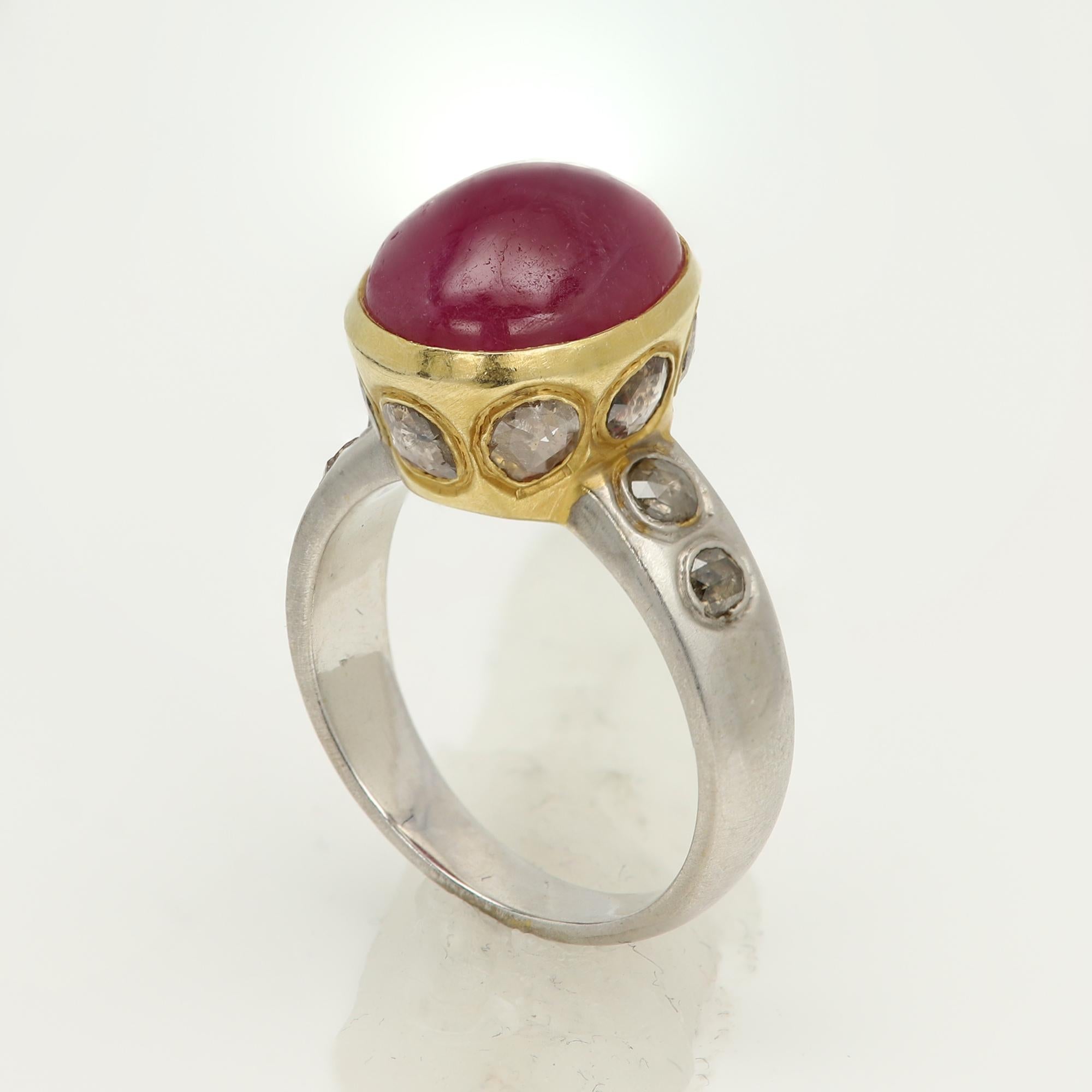 Taille rose 5,60 carats  Bague Vintage Ruby Cabochon 18 Karat Oval Ruby Gemstone & Diamonds en vente