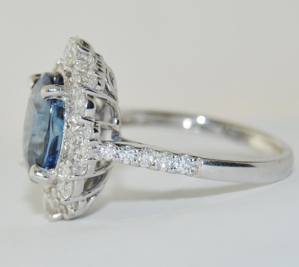 Contemporary 5.60 Carat Sapphire and 1.44 Carat Diamond Ladies Ring in 18 Karat White Gold For Sale