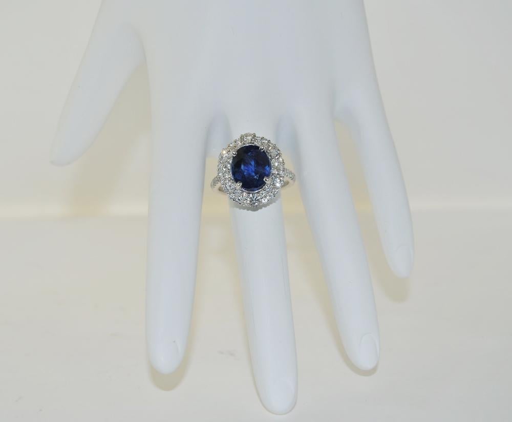 5.60 Carat Sapphire and 1.44 Carat Diamond Ladies Ring in 18 Karat White Gold In New Condition For Sale In Los Angeles, CA