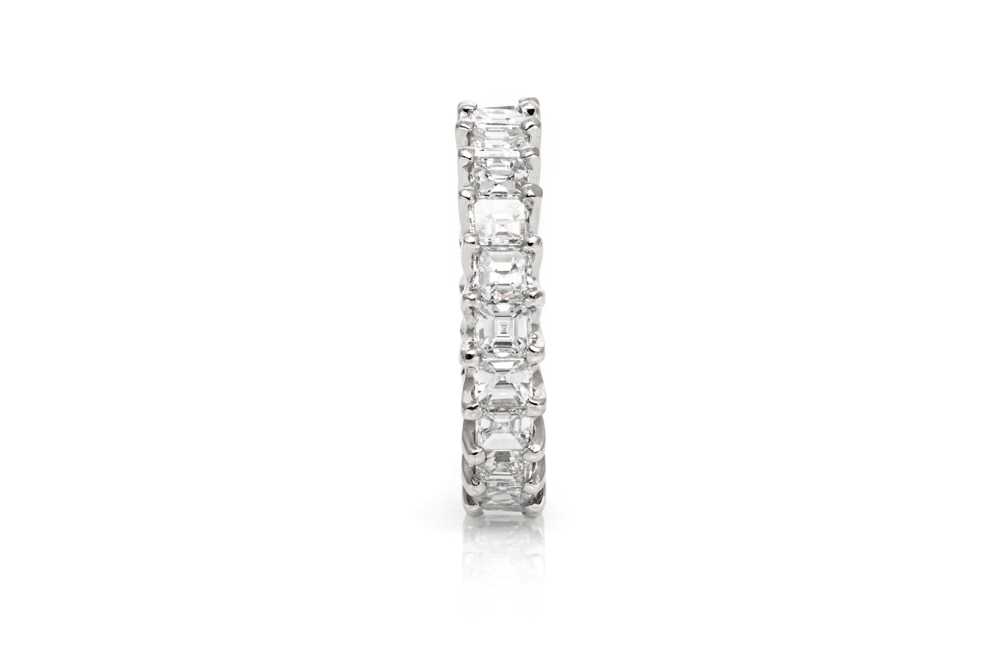 Fein gearbeitet in Platin mit 23 quadratischen Diamanten im Smaragdschliff mit einem Gesamtgewicht von ca. 5,60 Karat, Farbe G-H, Reinheit VS1-SI1. 
5 mm breit
Größe 5 3/4