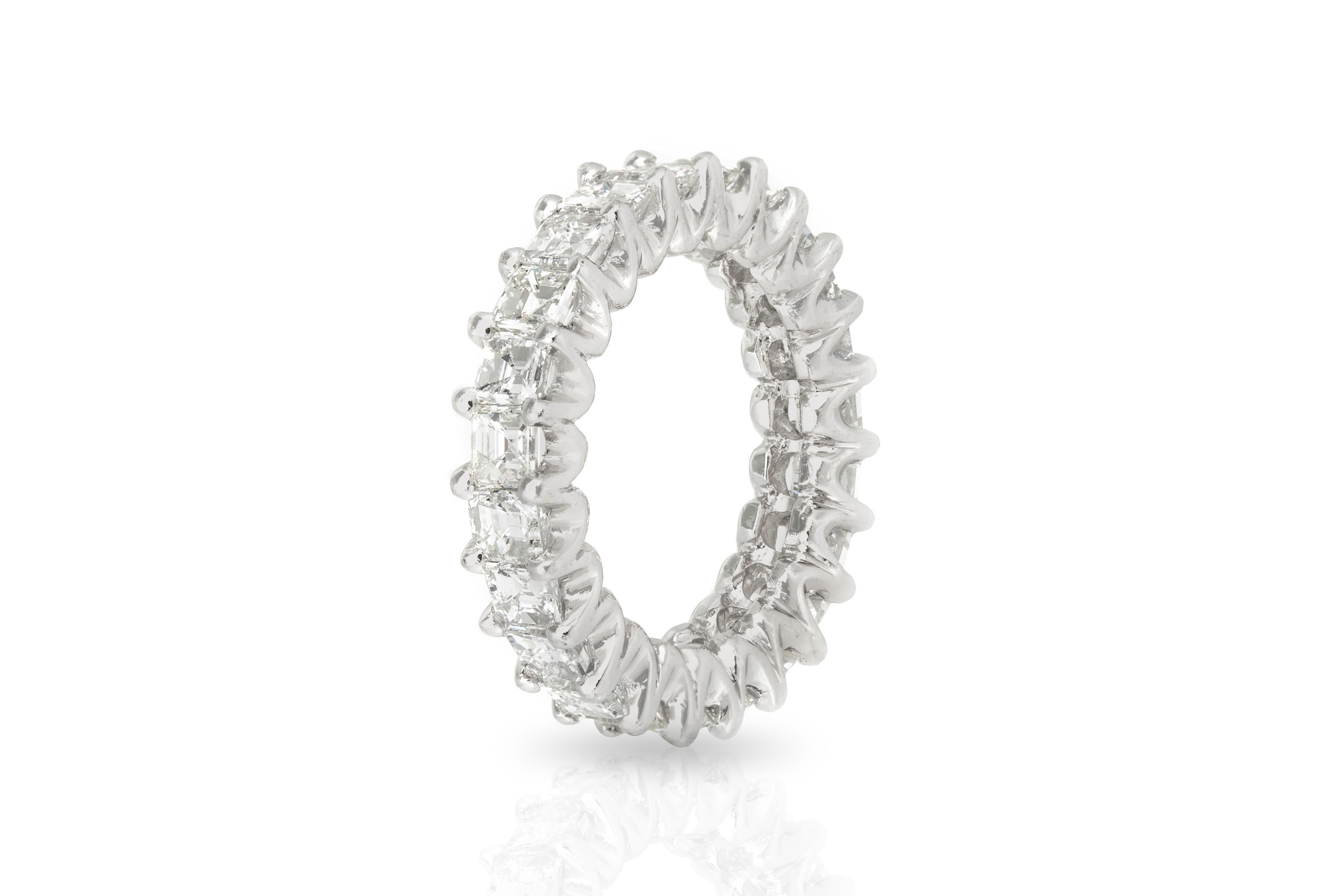 5.60 Karat Quadratischer Smaragdschliff Diamant Eternity-Ring im Zustand „Gut“ im Angebot in New York, NY