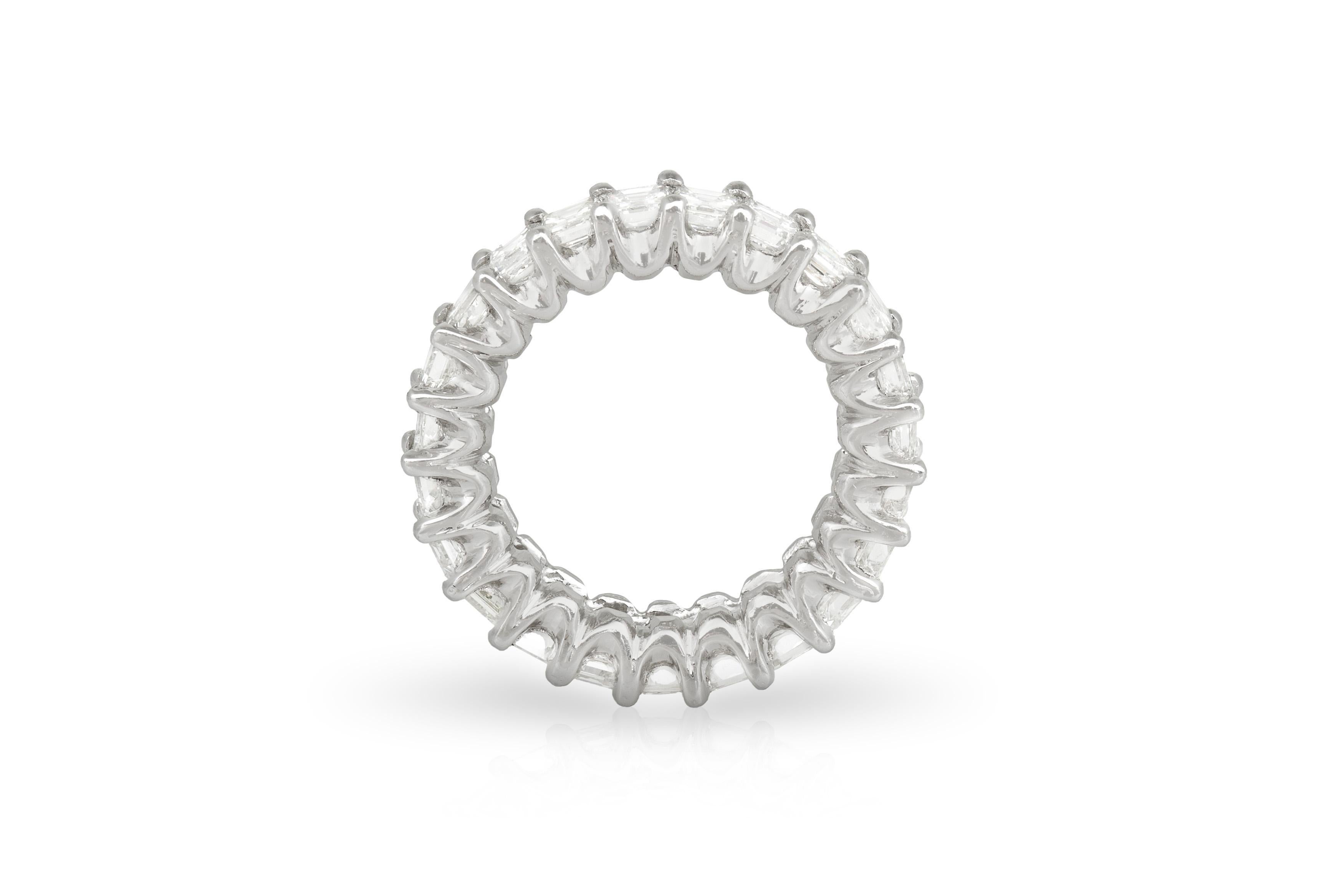 5.60 Karat Quadratischer Smaragdschliff Diamant Eternity-Ring Damen im Angebot