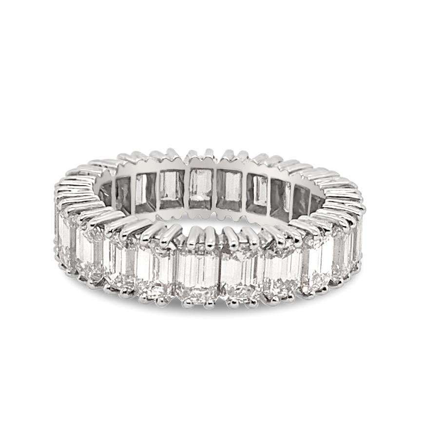 Schöner 5,60 Karat 'Gesamtgewicht' Platin Eternity Band Ring mit 22 Baguette Diamanten.  Die Fingergröße ist 6,5.
