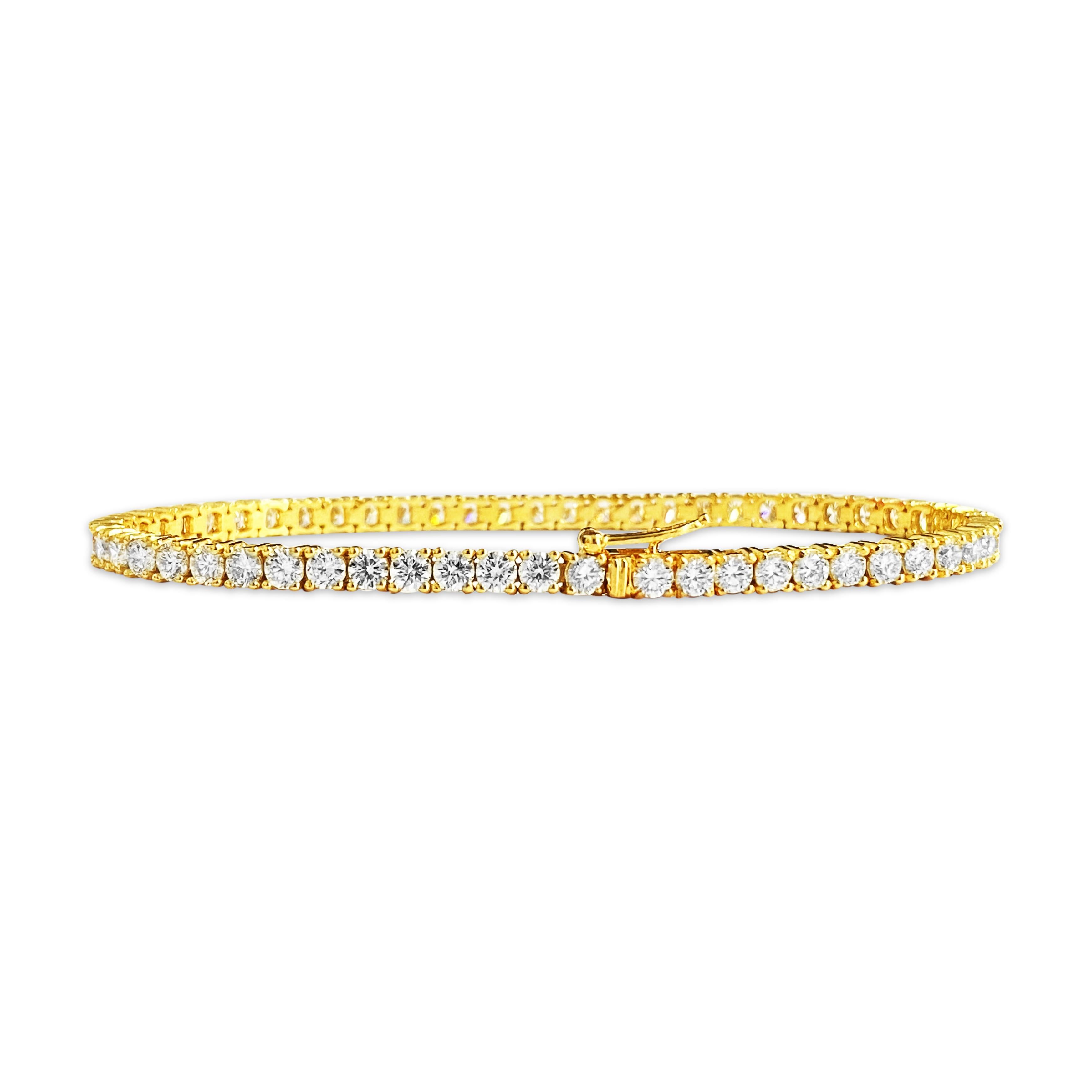 5.60 Carat VVS Diamond Tennis Bracelet in 14 Karat Yellow Gold In New Condition For Sale In Miami, FL