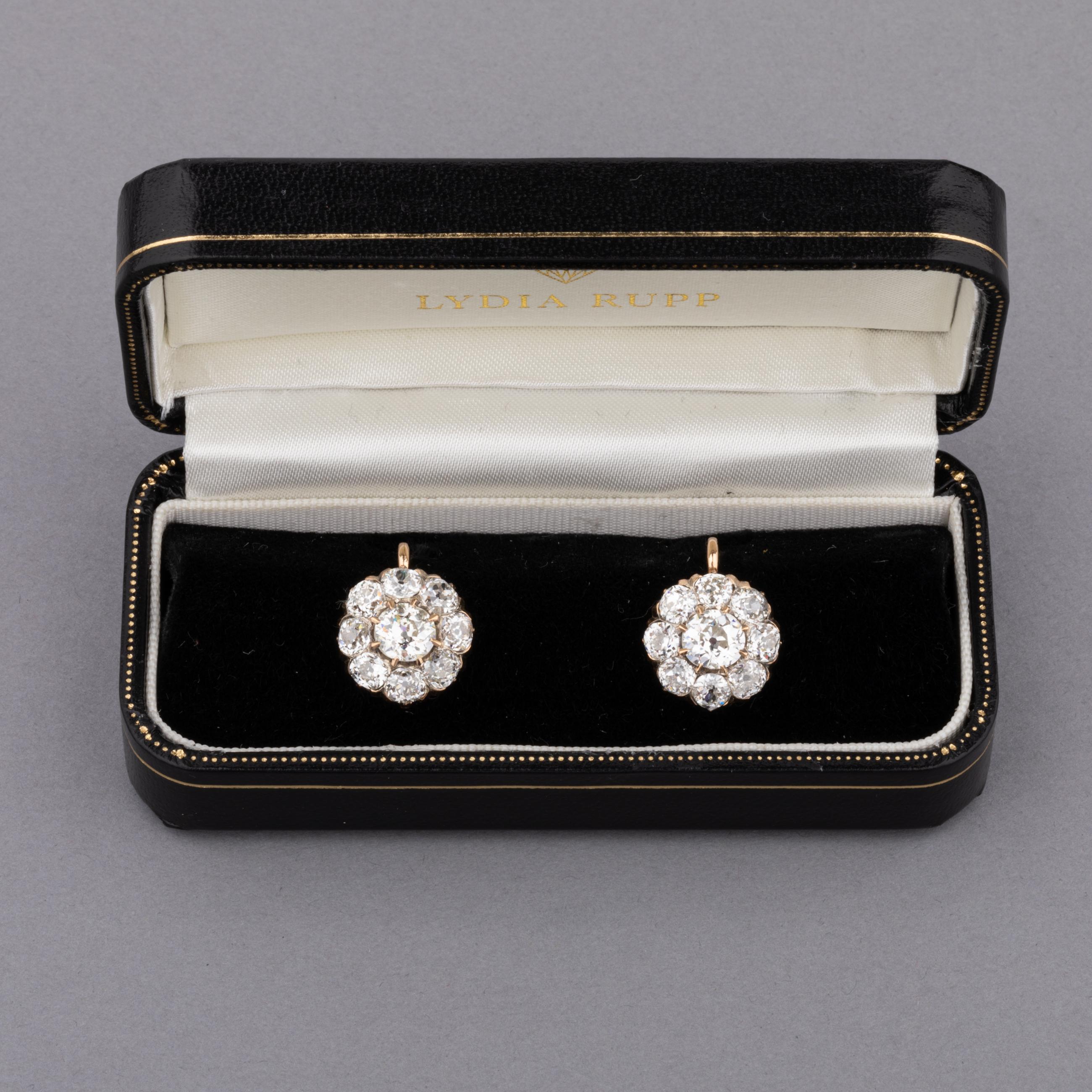 Ein sehr schönes Paar antiker Diamant-Ohrringe, hergestellt in Frankreich um 1880.
Hergestellt aus 18-karätigem Gelbgold und besetzt mit ca. 5,60 Karat Diamanten im alten europäischen Schliff. Der mittlere wiegt etwa 0,80 Karat.
Die Qualität ist