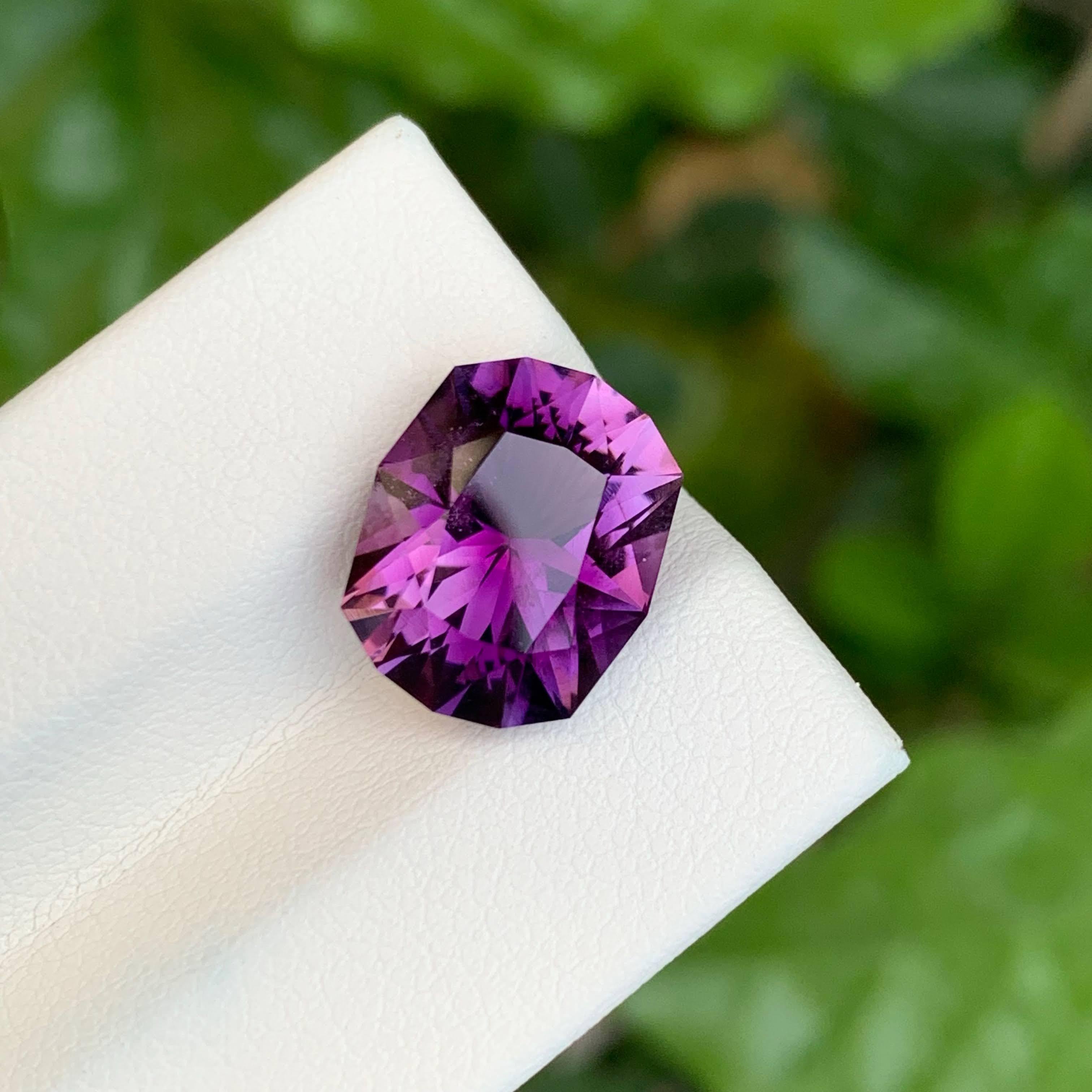 Moderne 5.60 carats Purple Amethyst Custom Precision Cut Natural Brazilian Stone (Améthyste violette taillée avec précision) en vente