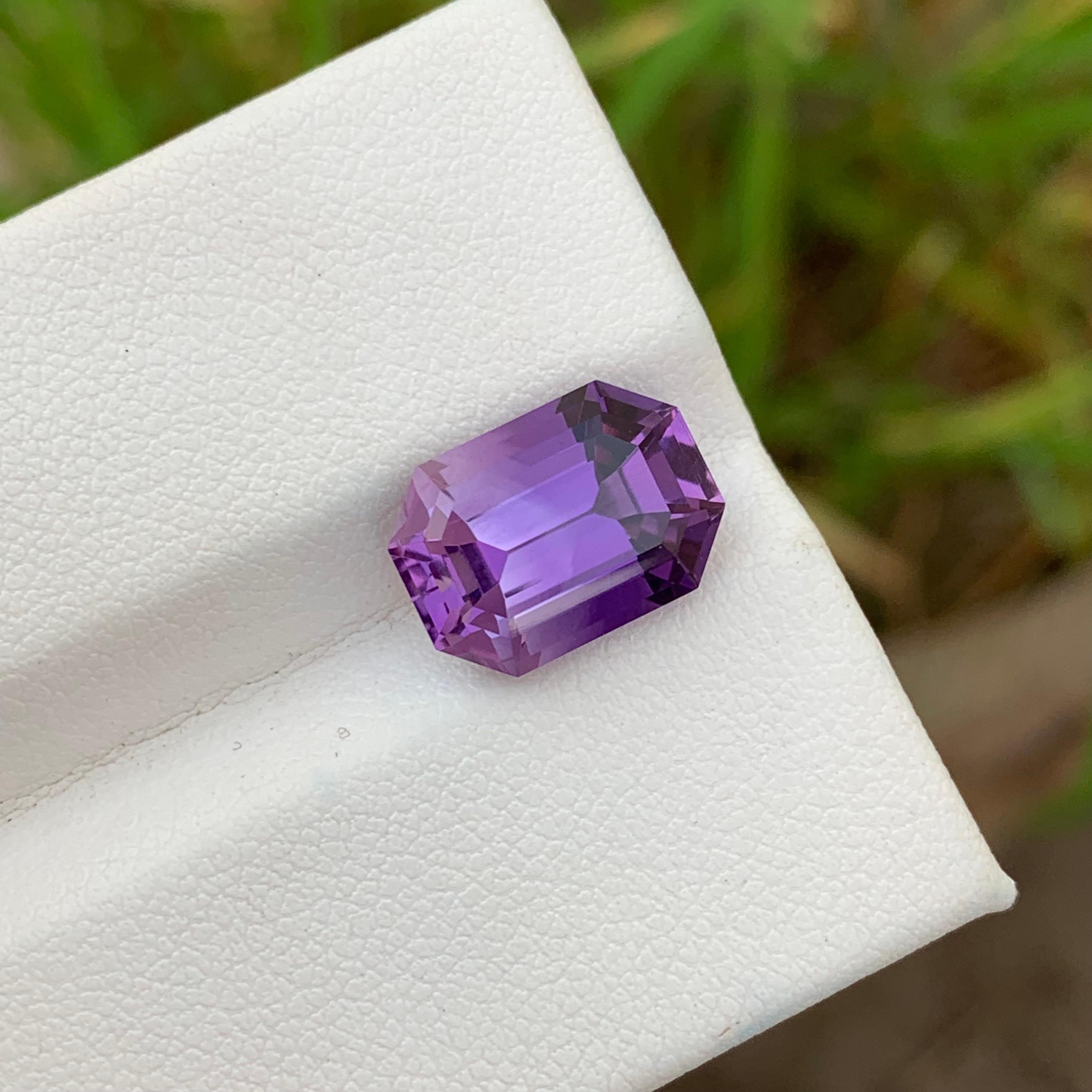 Women's or Men's 5.60 Carats Stunning Loose Purple Amethyst Gem From Brazil Mine February Stone For Sale