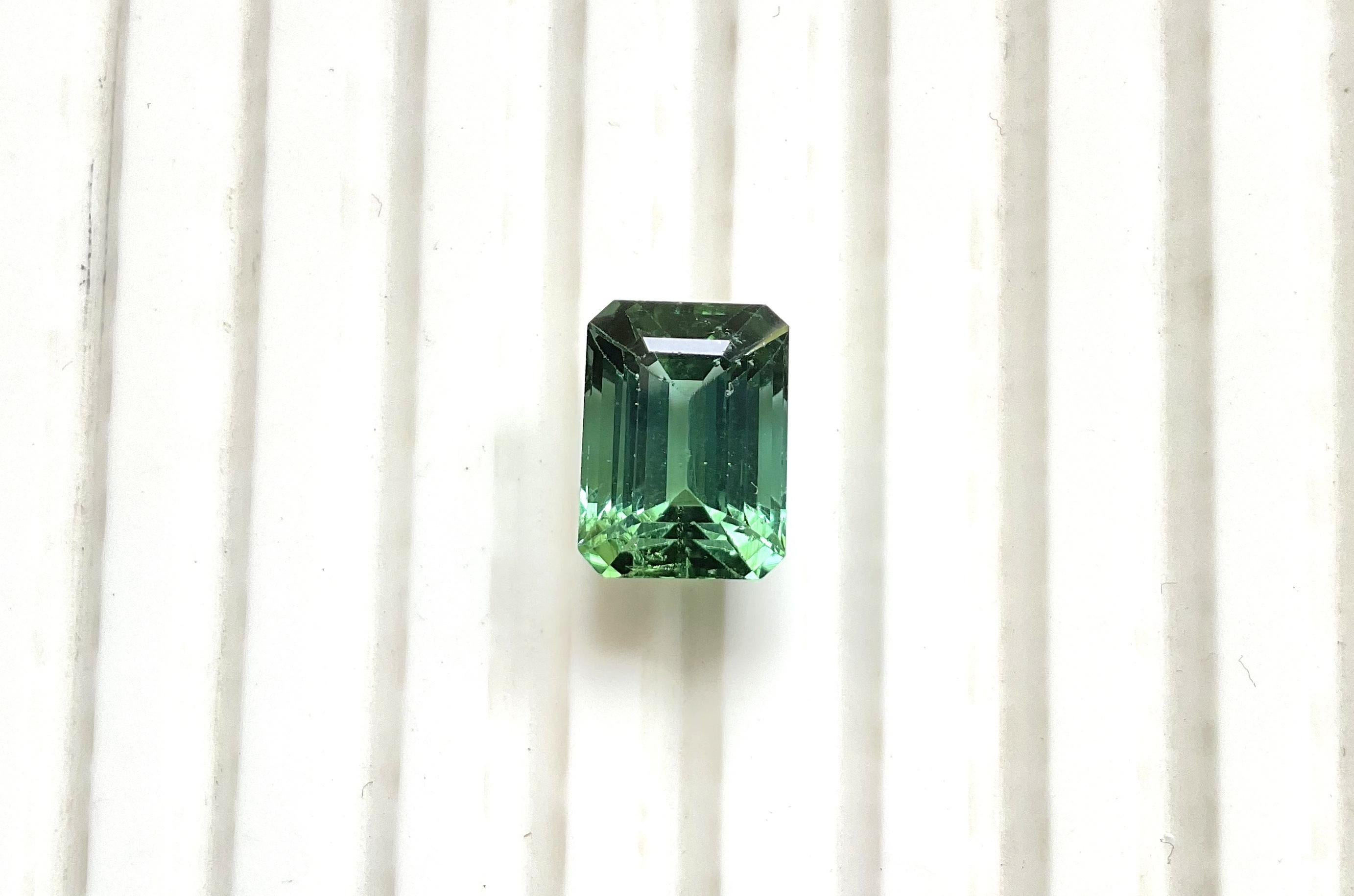 Art Déco 5,60 carati Tormalina verde ottagono Pietra sfaccettata Gioielli di pregio Greene & Greene in vendita