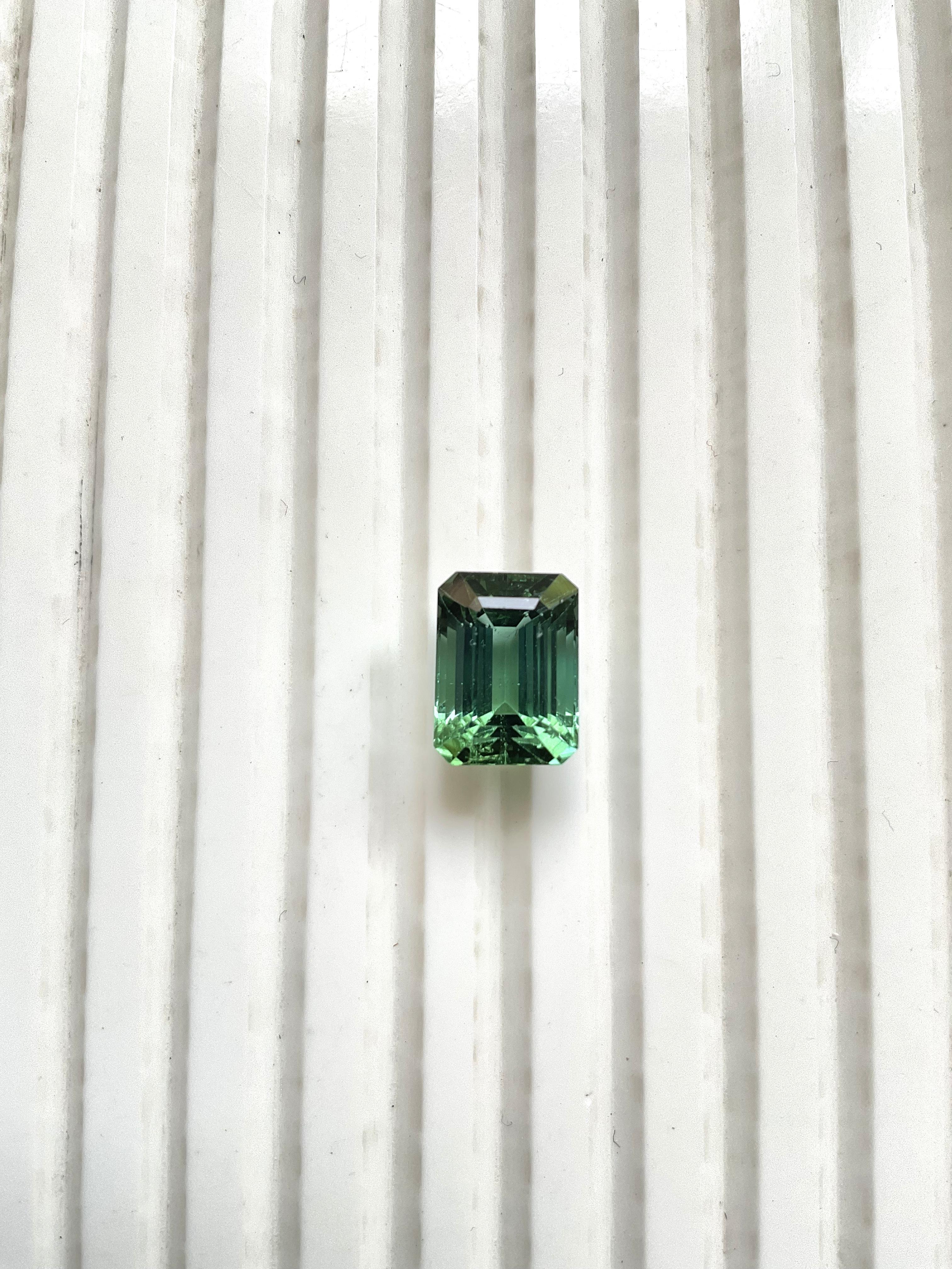 Ottagono 5,60 carati Tormalina verde ottagono Pietra sfaccettata Gioielli di pregio Greene & Greene in vendita