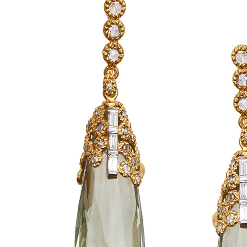 Orecchini Affinity in oro giallo 20 carati con ametista verde da 56,00 carati e diamanti da 1,15 carati. Questi bellissimi orecchini a goccia hanno un'atmosfera delicata e terrena grazie all'ametista verde intagliata.