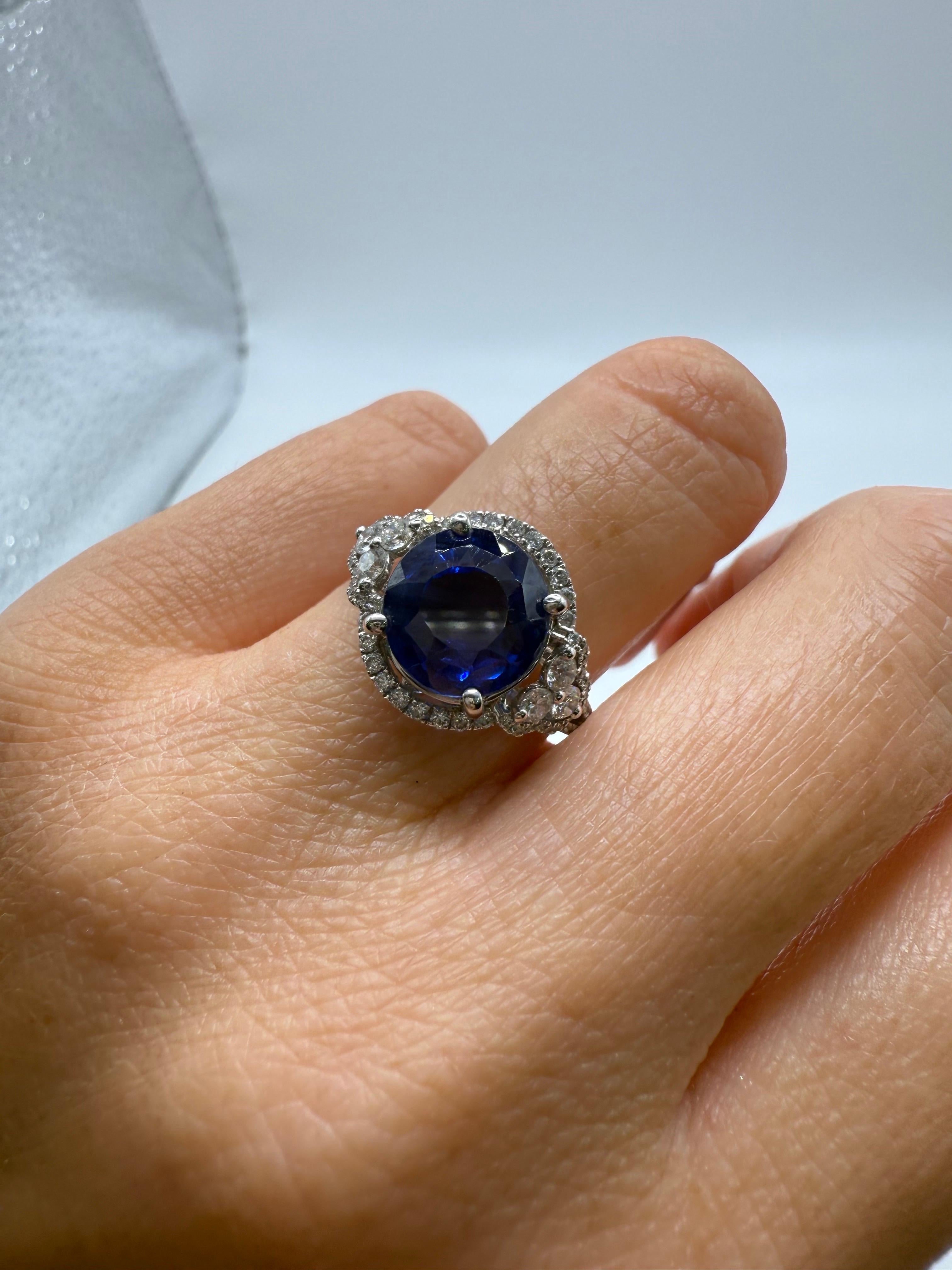 Round Cut 5.60ct GIA certified UNHEATED sapphire diamond ring in 18KT gold For Sale