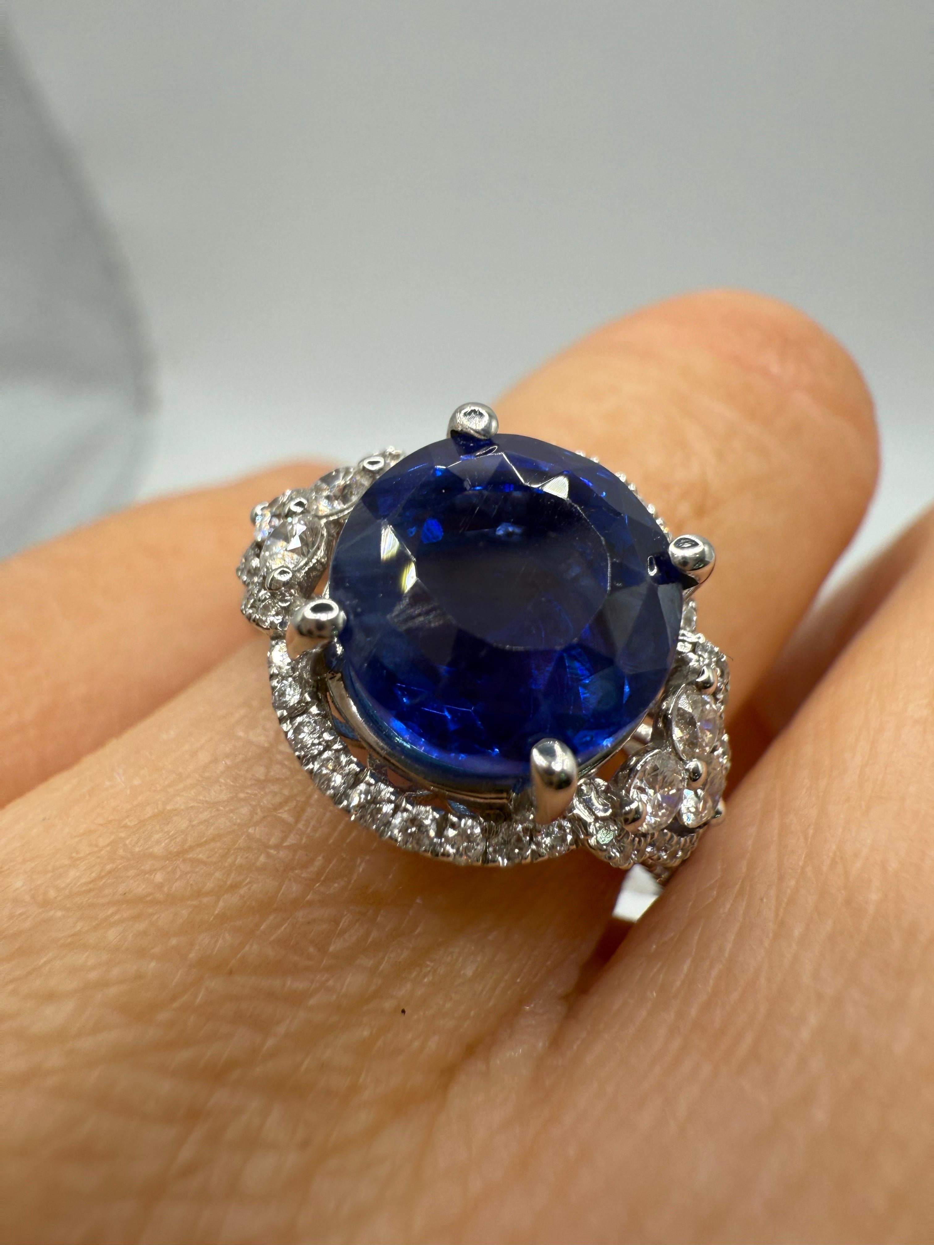 Women's or Men's 5.60ct GIA certified UNHEATED sapphire diamond ring in 18KT gold For Sale