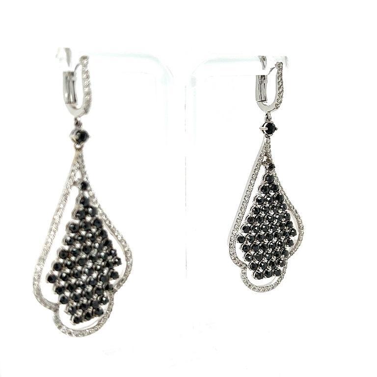 5.61 Karat Schwarzer Diamant Weißer Diamant Weißgold-Baumel-Ohrringe

Diese wunderschönen Ohrringe haben natürliche schwarze Diamanten im Rosenschliff mit einem Gewicht von 4,14 Karat und natürliche weiße Diamanten im Rundschliff mit einem Gewicht