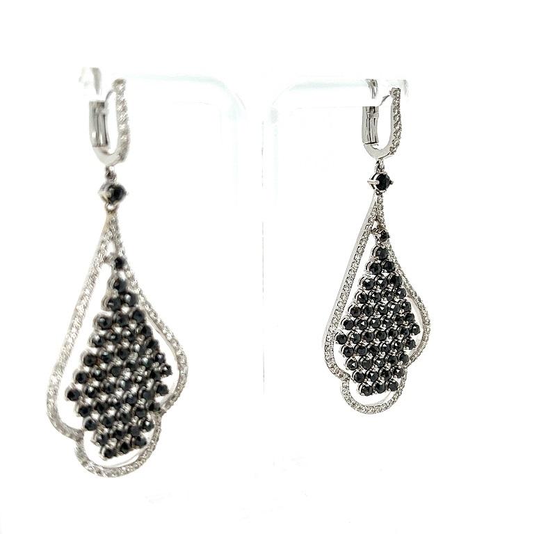 Questi splendidi orecchini hanno diamanti naturali neri taglio rosa che pesano 4,14 carati e diamanti naturali bianchi taglio rotondo che pesano 1,47 carati. Il peso totale degli orecchini è di 5.61 carati.  

Realizzati in oro bianco 18 carati,