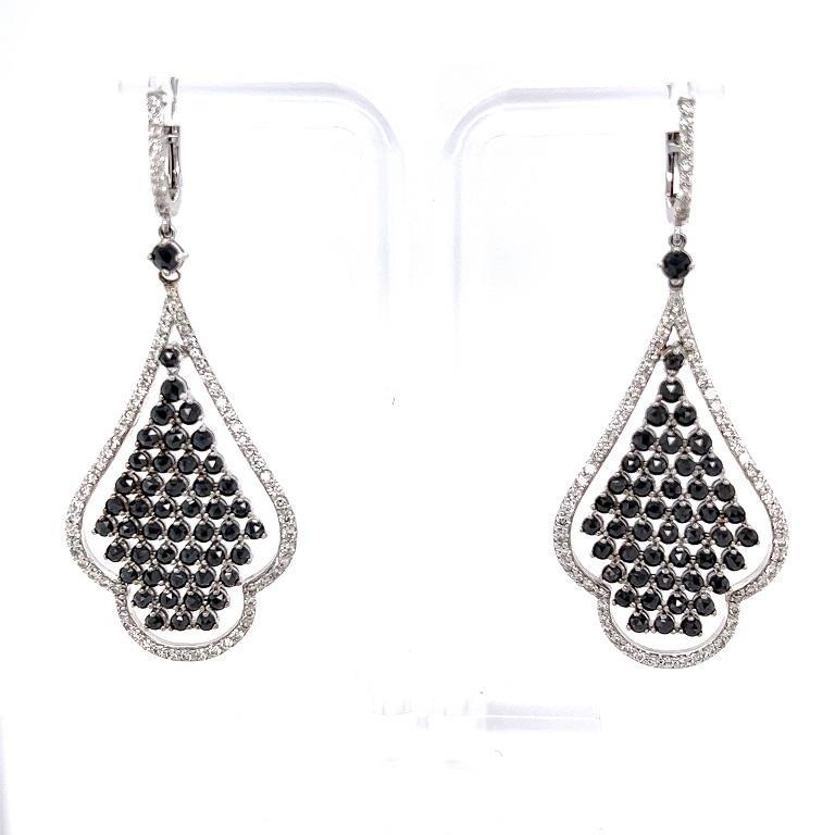 5.61 Karat Schwarzer Diamant Weißer Diamant Weißgold-Baumel-Ohrringe (Rundschliff) im Angebot