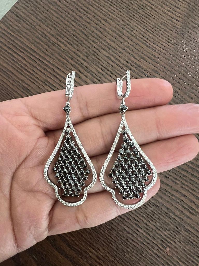 Orecchini pendenti in oro bianco con diamante nero da 5.61 carati In condizioni Nuovo in vendita a Los Angeles, CA