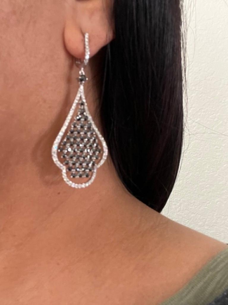 Donna Orecchini pendenti in oro bianco con diamante nero da 5.61 carati in vendita