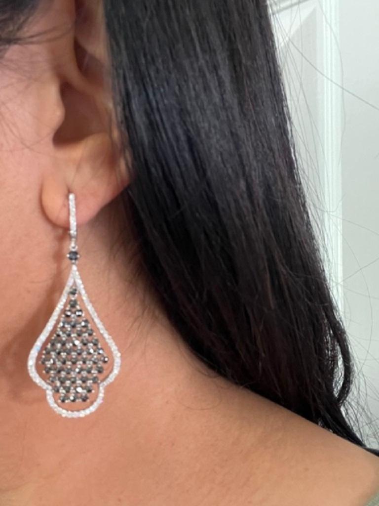 Orecchini pendenti in oro bianco con diamante nero da 5.61 carati in vendita 1