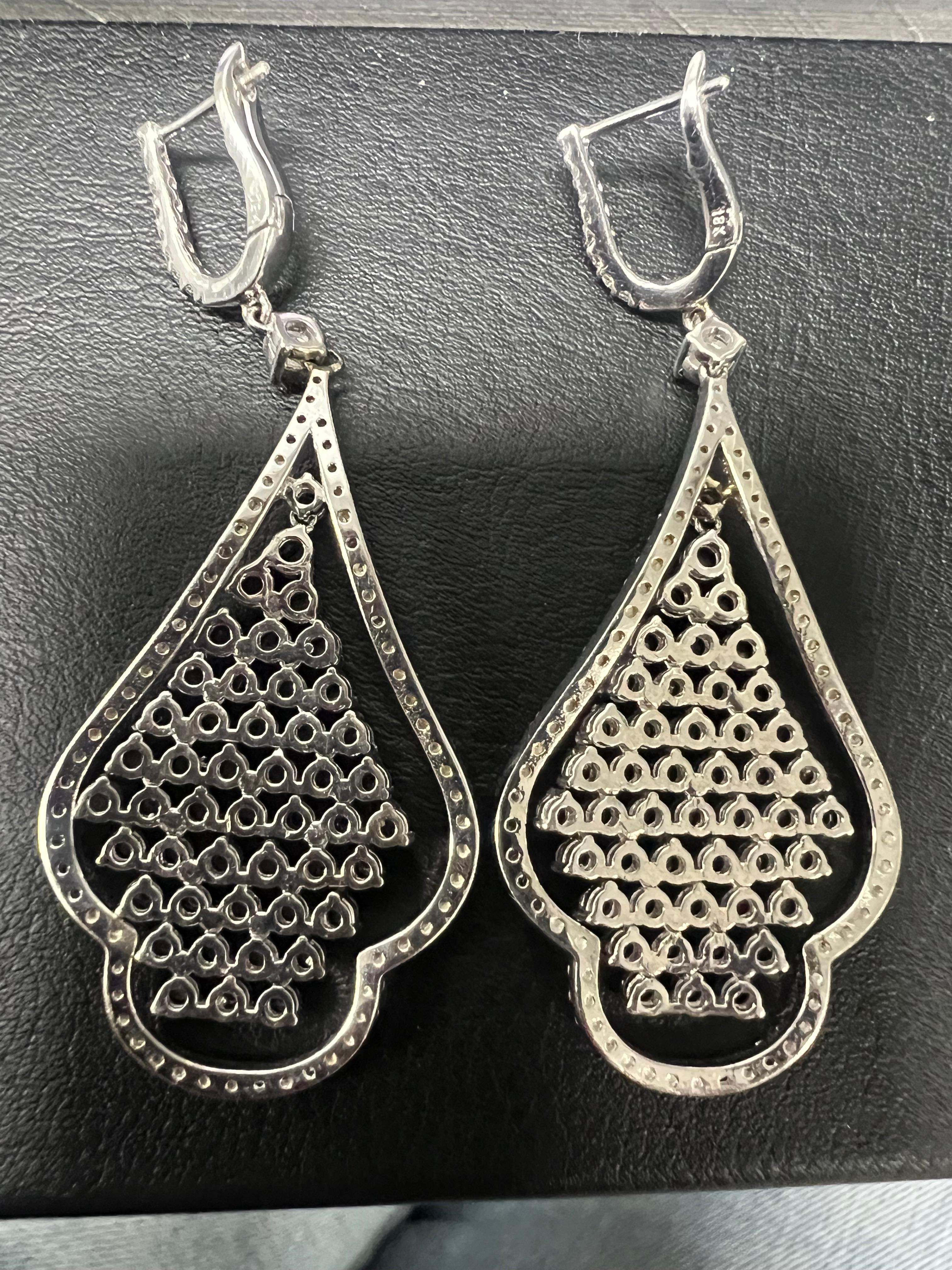 Orecchini pendenti in oro bianco con diamante nero da 5.61 carati in vendita 2