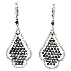 Orecchini pendenti in oro bianco con diamante nero da 5.61 carati