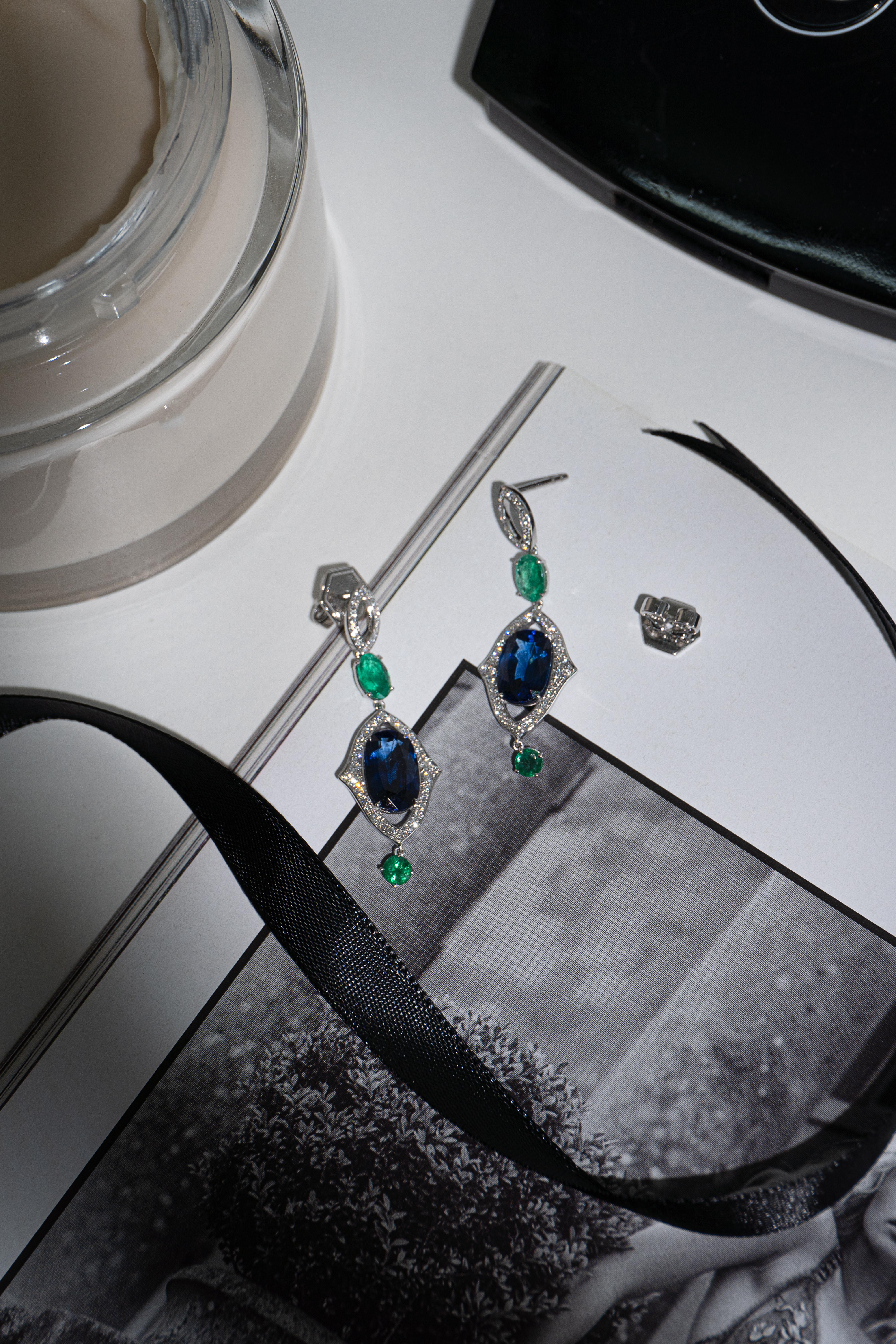5.61 Carat Blue Sapphire and 1.20 Carat Emerald Earrings in 18K White Gold In New Condition For Sale In Bangkok, TH