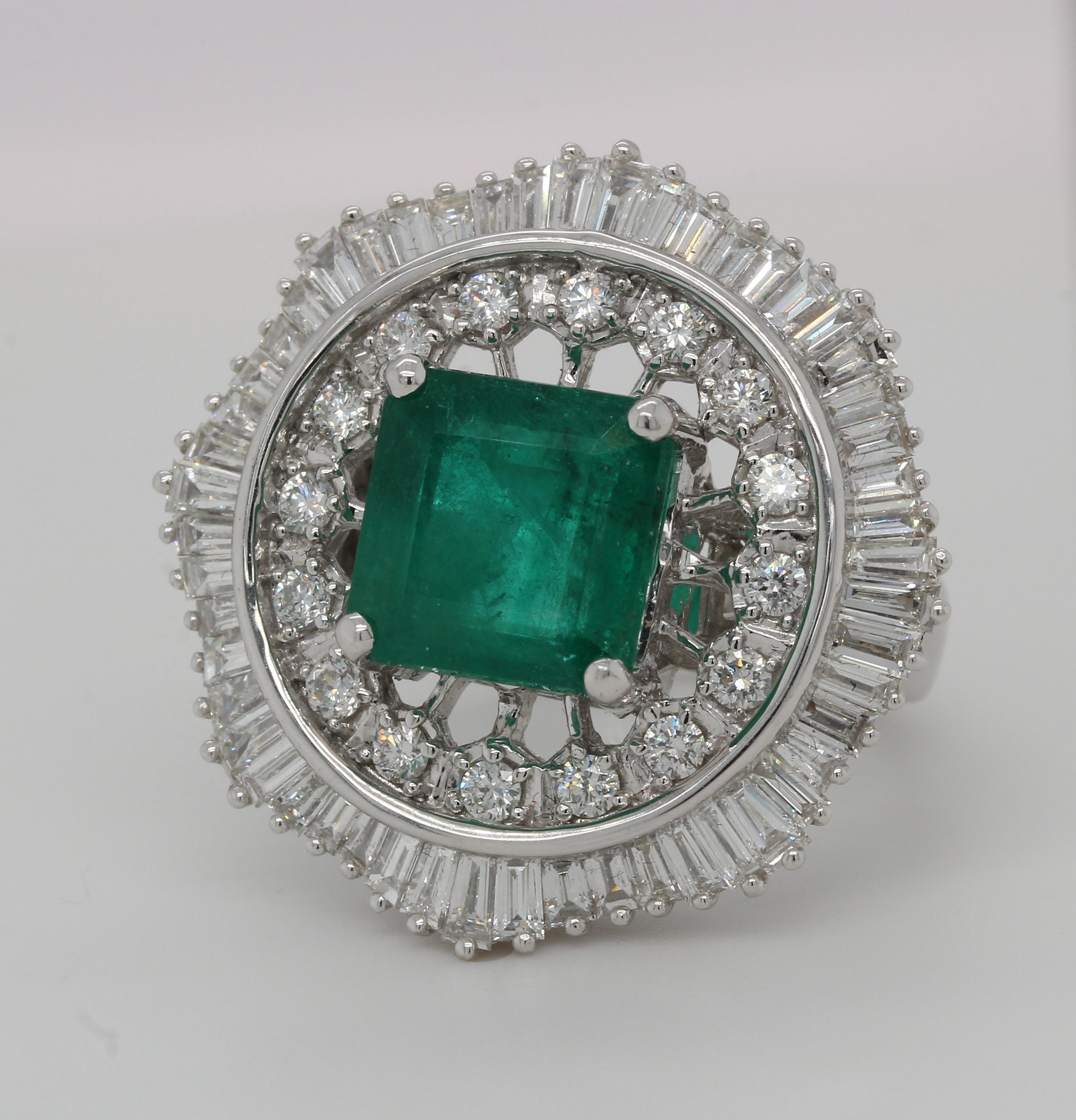 5.61 Carat Emerald and Diamond Ring in 18 Karat Gold In New Condition For Sale In Bangkok, 10
