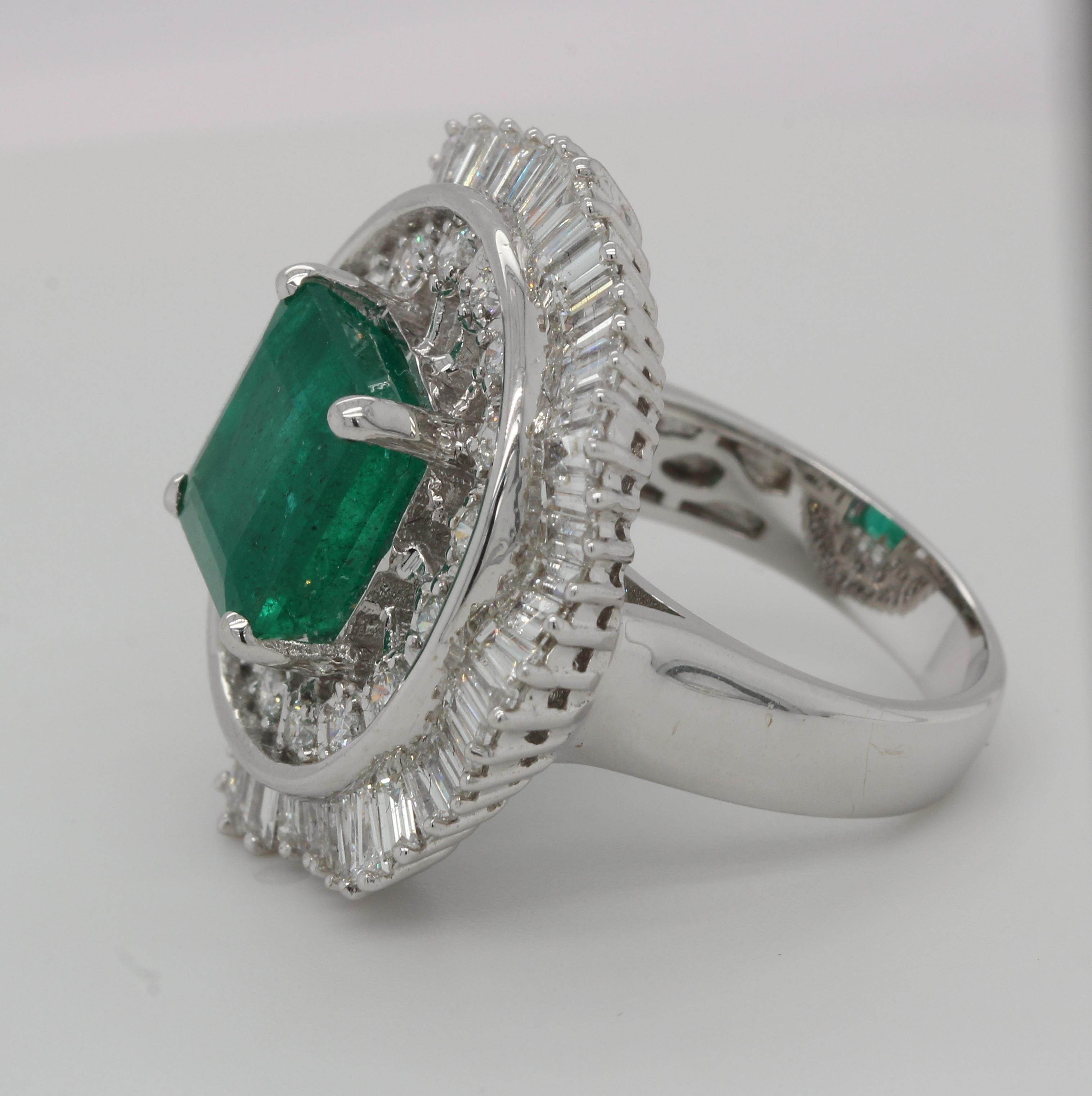 Women's or Men's 5.61 Carat Emerald and Diamond Ring in 18 Karat Gold For Sale