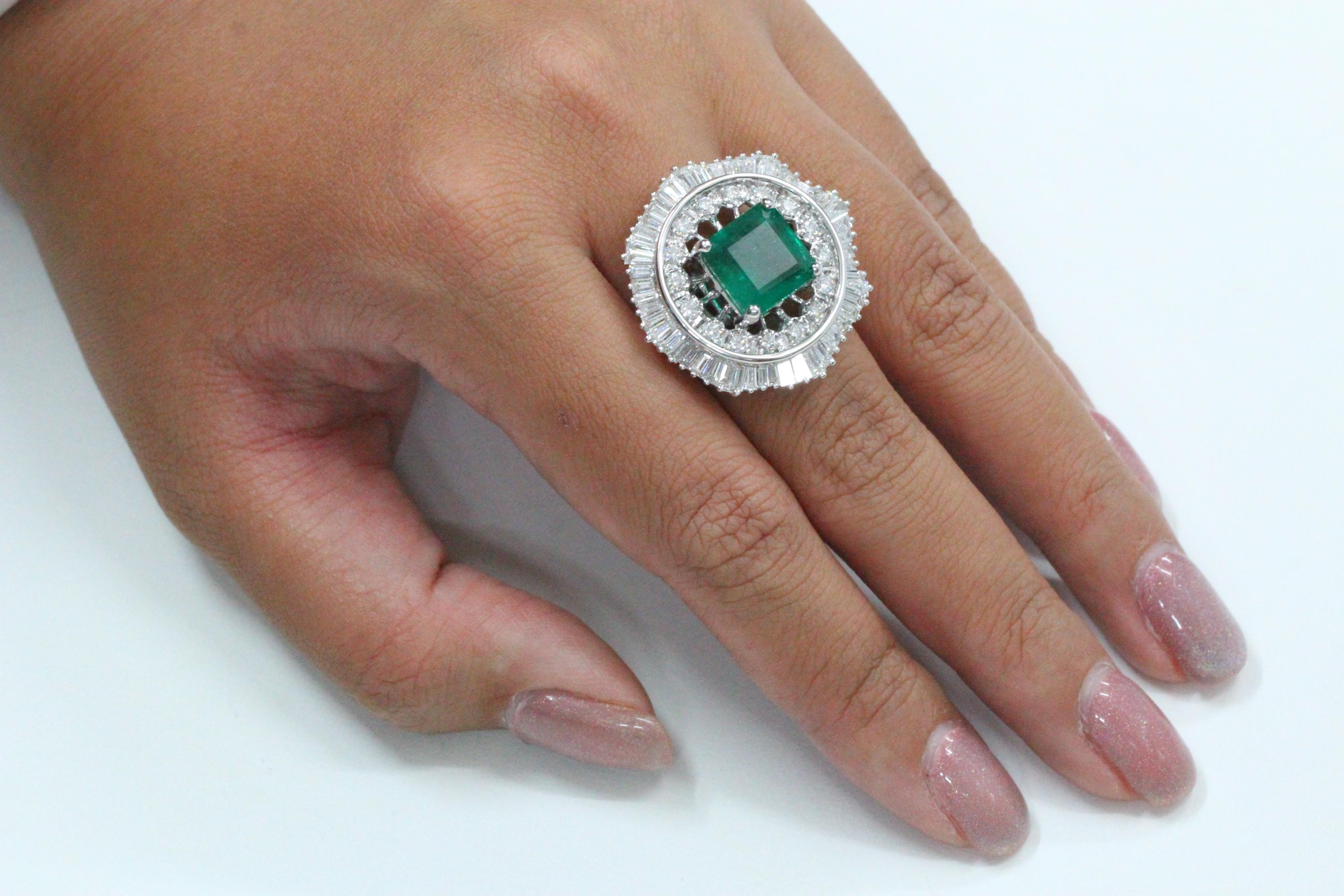 5.61 Carat Emerald and Diamond Ring in 18 Karat Gold For Sale 1