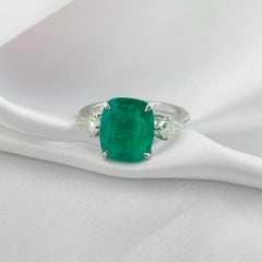 Anello con smeraldo naturale dello Zambia e diamanti naturali in oro bianco 18 carati