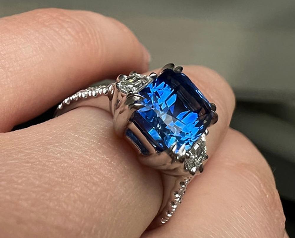 5.61 CTS Sapphire Ring In New Condition For Sale In New York, NY