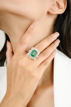 Bague cocktail émeraude Zimbabwe 5,61 carats avec halo de diamants en or blanc 18 carats