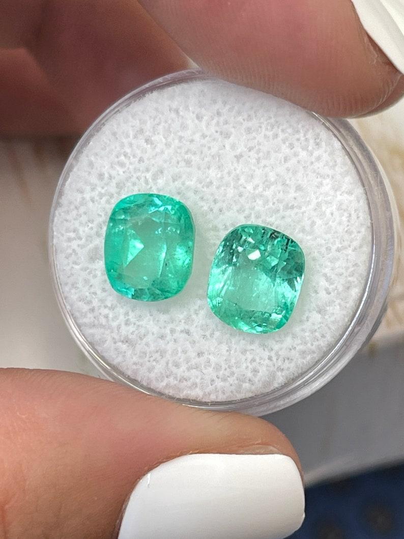 A. Stone: Smeraldo
Peso totale: 5,61-tcw
Forma: Taglio a cuscino
Trasparente: Trasparente con specifiche di carbonio
Lucentezza: Molto buono
Colore: Greene & Greene bluastro
Misure: 8.90mm x 7.80mm x 6.76mm // 8.75mm x 7.71mm x 6.05mm
Origine