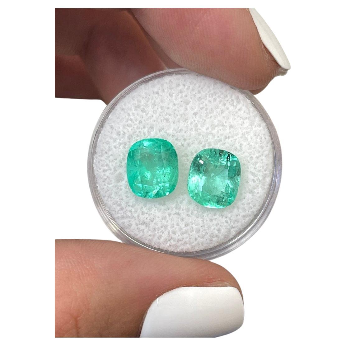 Pareja de esmeraldas colombianas de color verde azulado claro de 5,61 qt, talla cojín