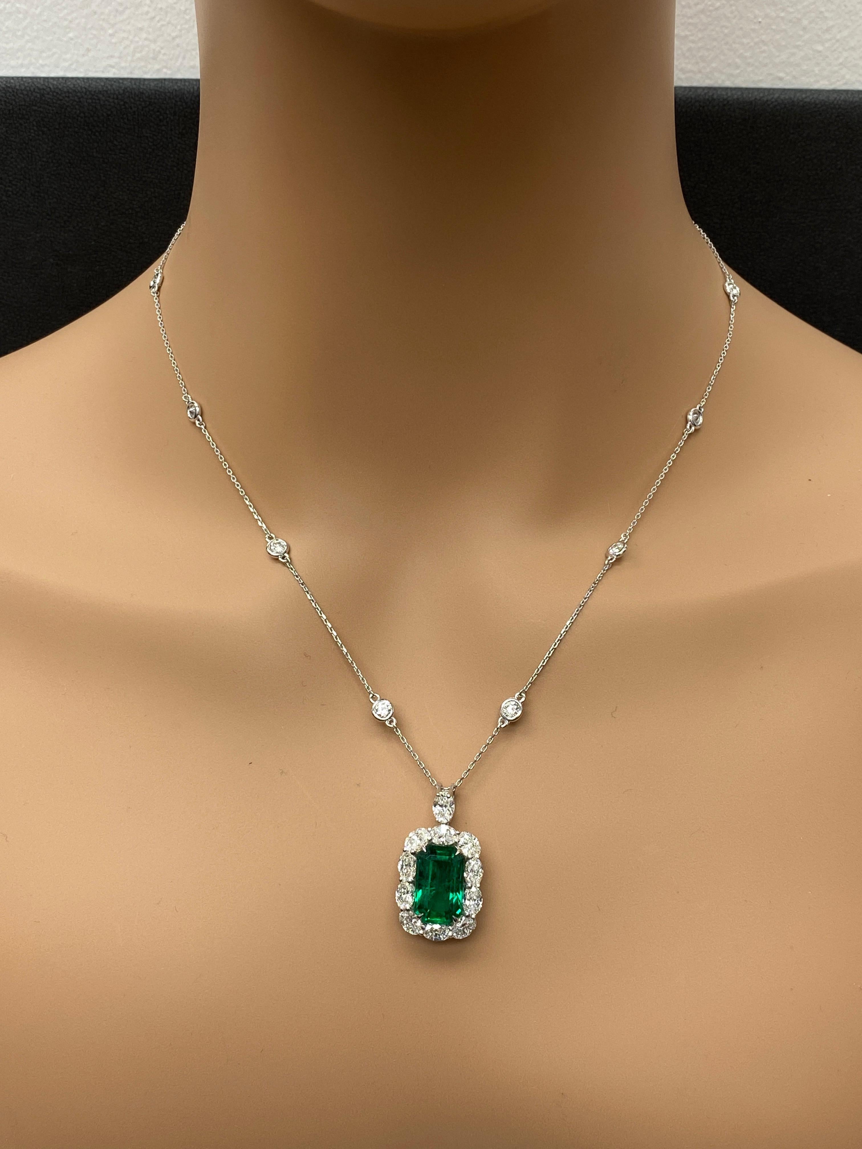 Una classica collana con ciondolo che mette in mostra uno smeraldo verde brillante di 5,62 carati in totale. Circondato da una fila di diamanti ovali, per un peso totale di 2.87 carati. Sospeso su un'aureola di diamanti di forma ovale attaccata a un